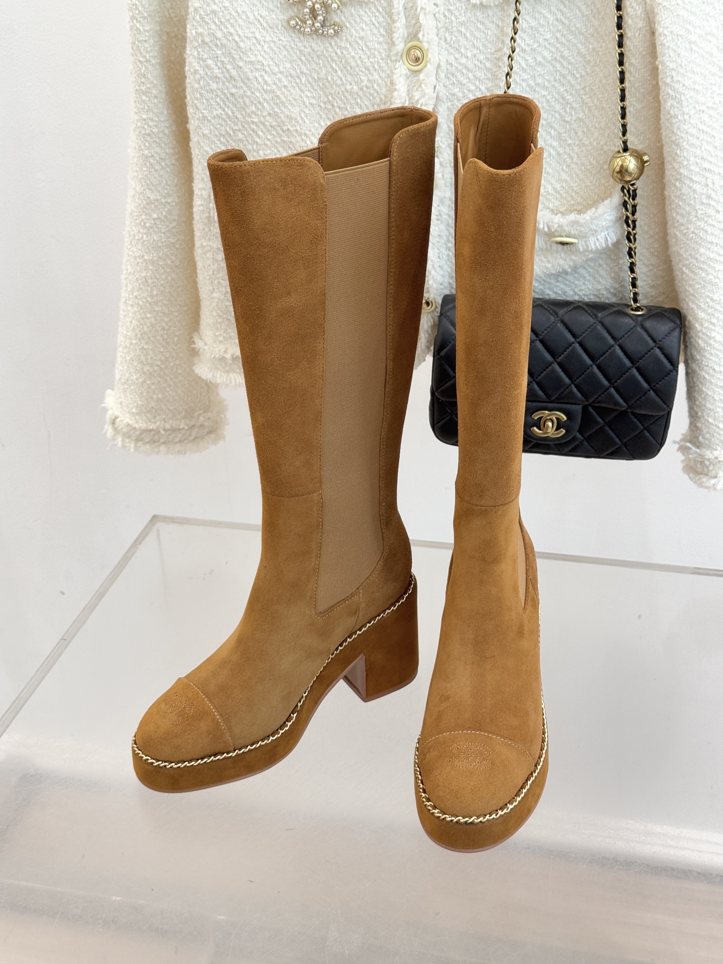 CHANE*｜小香25k秋冬新品拼色链条双C切尔西粗跟长靴这双切尔西短靴简直是时尚圈的“梦中情靴”！独特