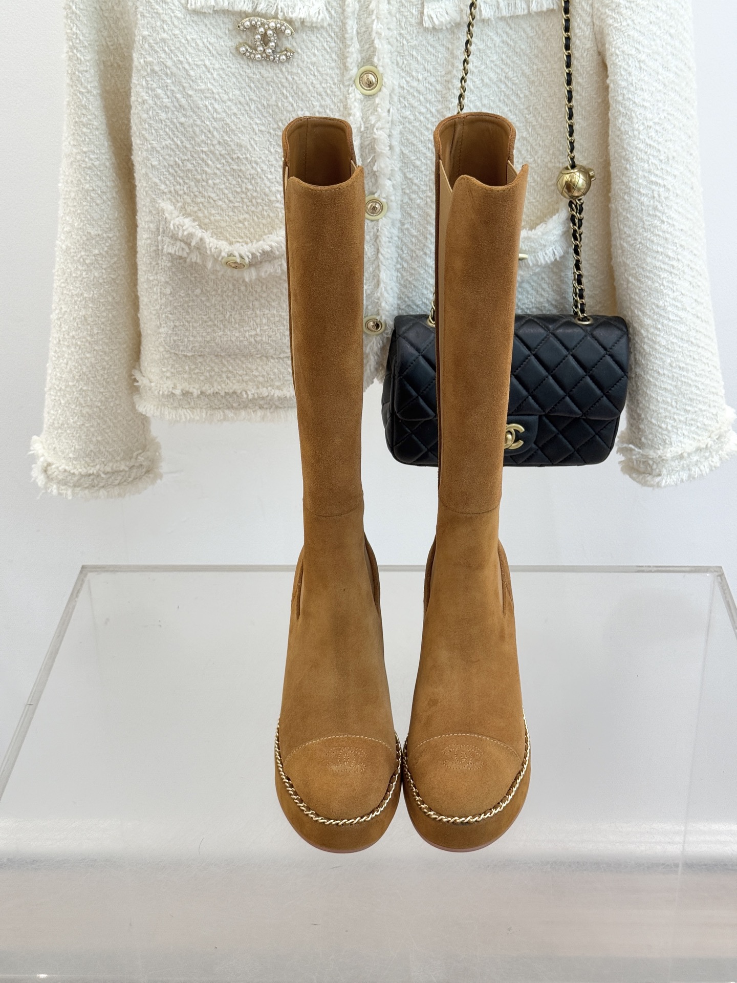 CHANE*｜小香25k秋冬新品拼色链条双C切尔西粗跟长靴这双切尔西短靴简直是时尚圈的“梦中情靴”！独特
