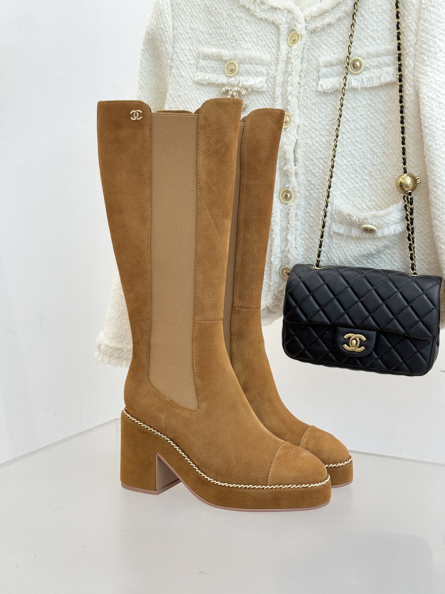 CHANE*｜小香25k秋冬新品拼色链条双C切尔西粗跟长靴这双切尔西短靴简直是时尚圈的“梦中情靴”！独特