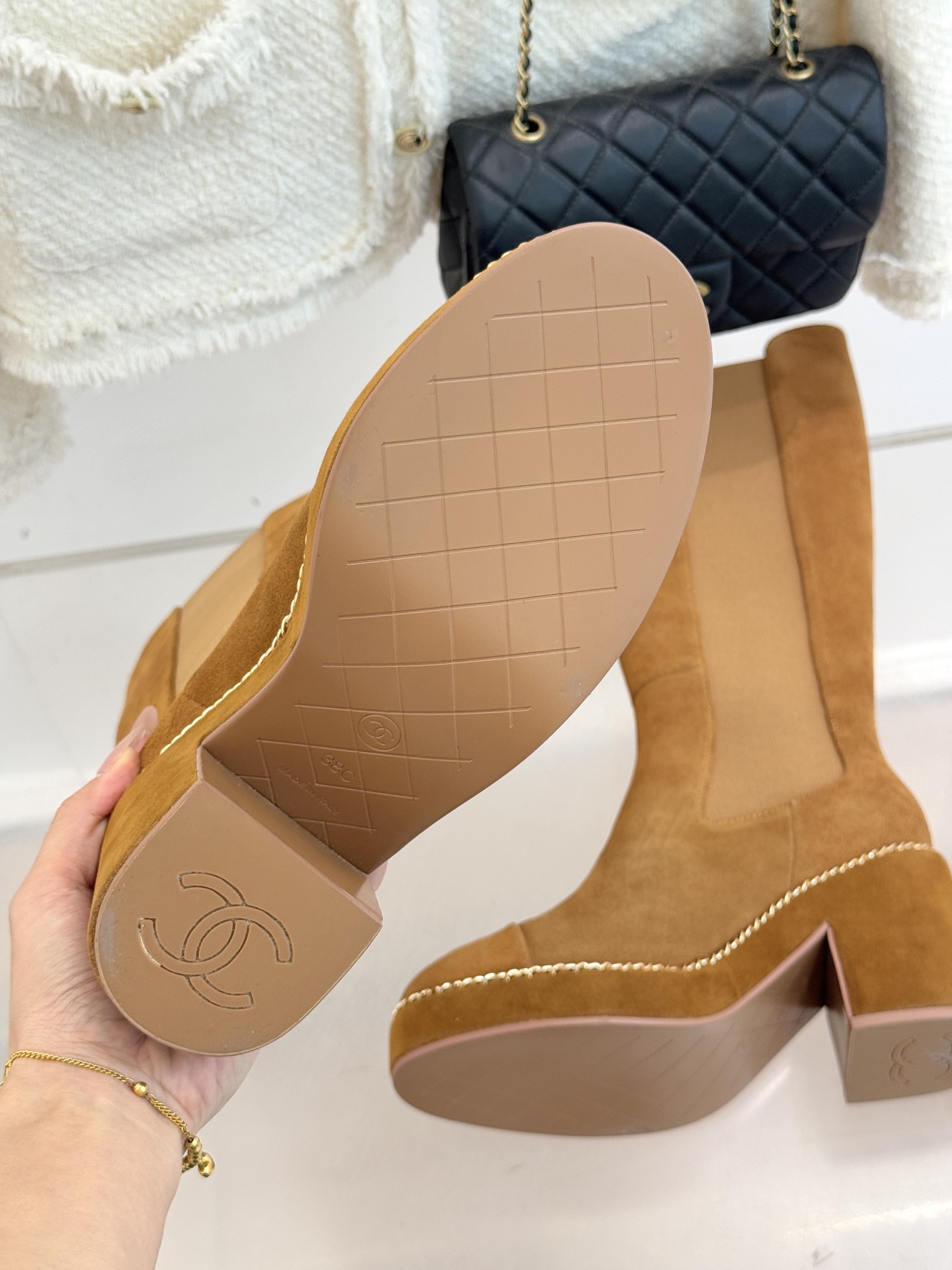 CHANE*｜小香25k秋冬新品拼色链条双C切尔西粗跟长靴这双切尔西短靴简直是时尚圈的“梦中情靴”！独特