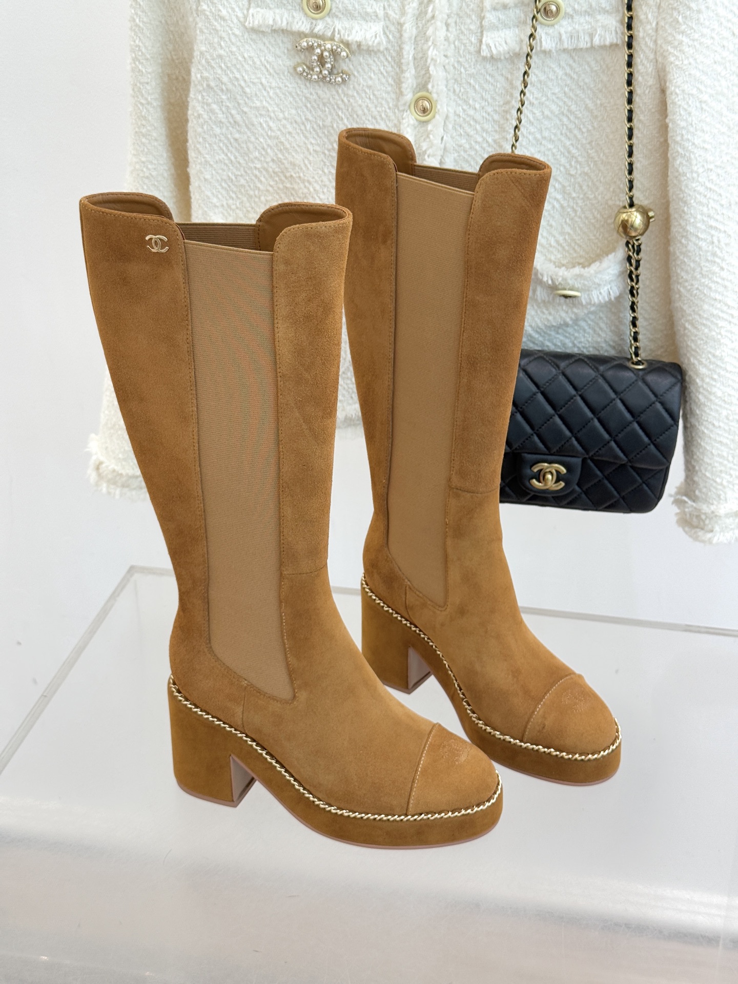 CHANE*｜小香25k秋冬新品拼色链条双C切尔西粗跟长靴这双切尔西短靴简直是时尚圈的“梦中情靴”！独特