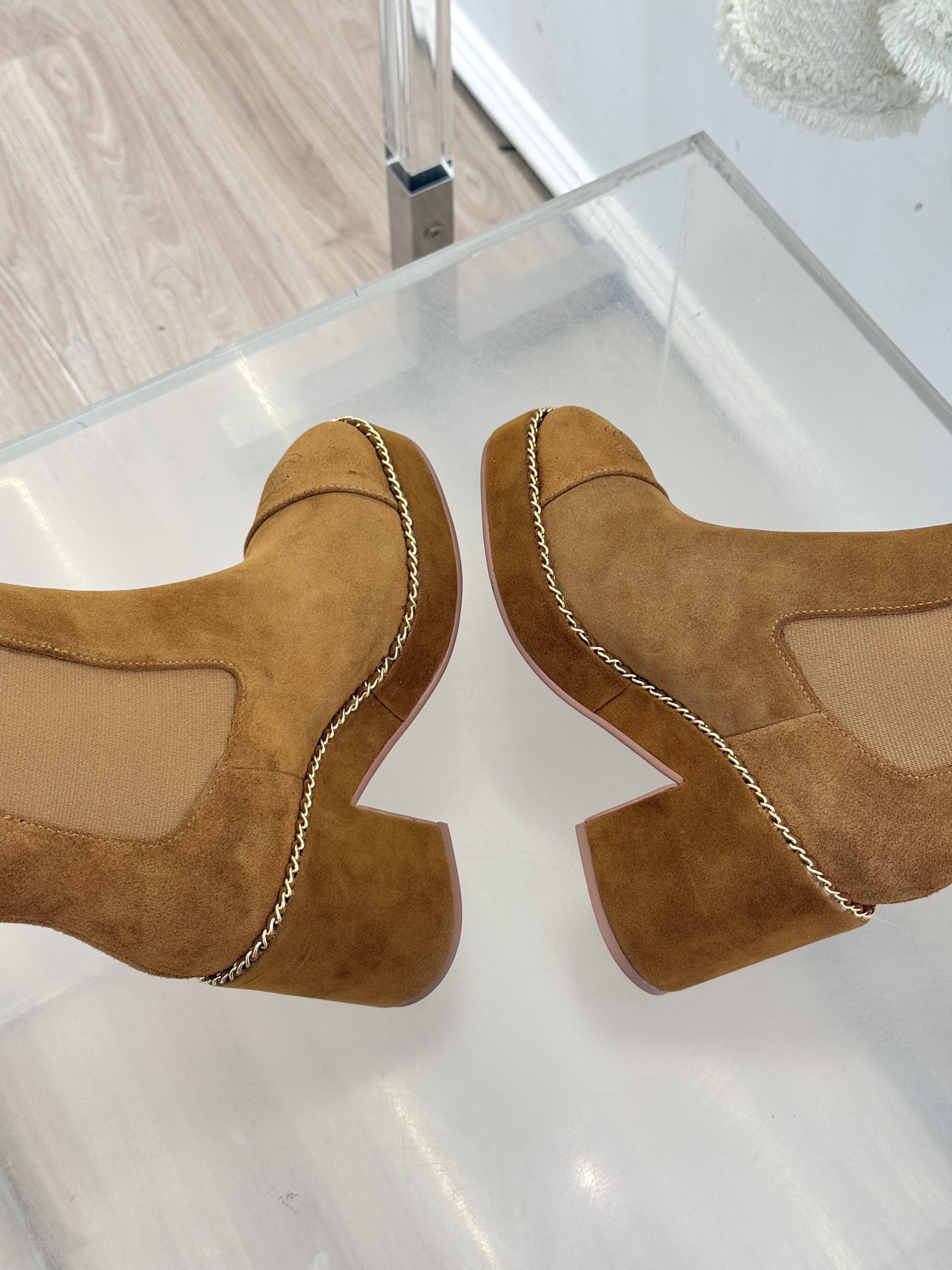 CHANE*｜小香25k秋冬新品拼色链条双C切尔西粗跟长靴这双切尔西短靴简直是时尚圈的“梦中情靴”！独特