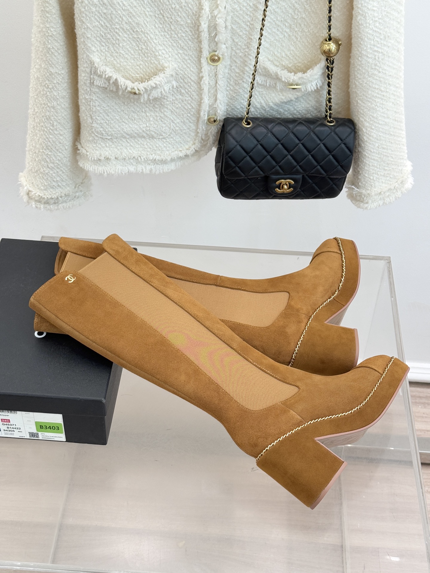 CHANE*｜小香25k秋冬新品拼色链条双C切尔西粗跟长靴这双切尔西短靴简直是时尚圈的“梦中情靴”！独特