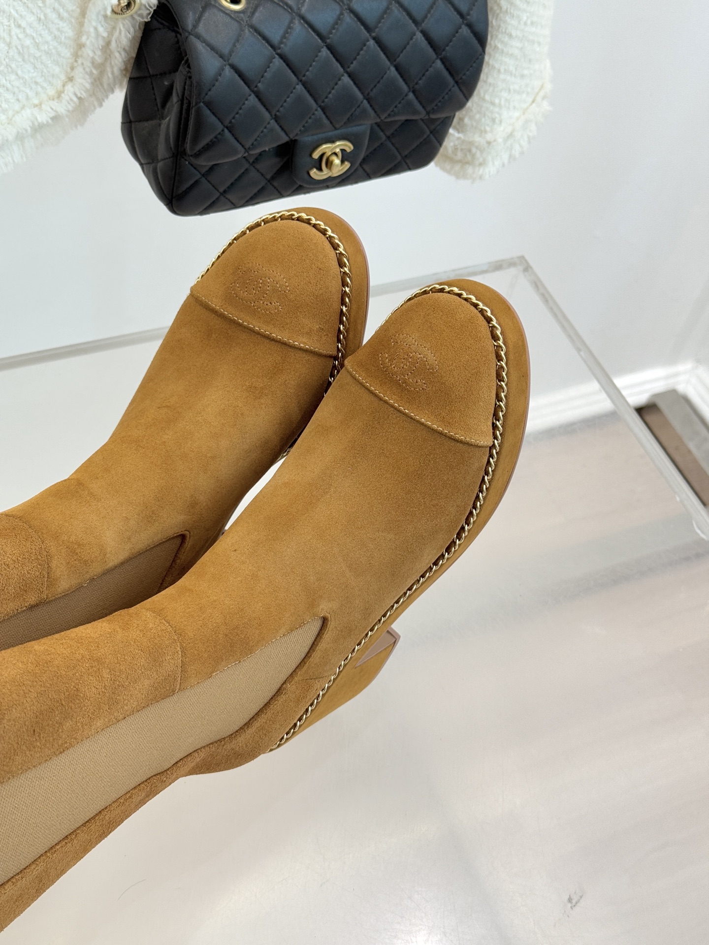 CHANE*｜小香25k秋冬新品拼色链条双C切尔西粗跟长靴这双切尔西短靴简直是时尚圈的“梦中情靴”！独特