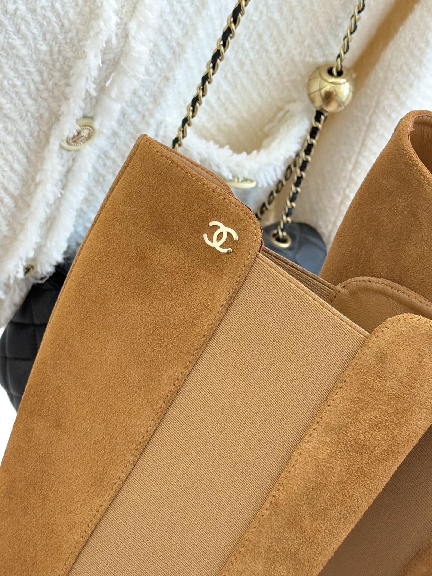 CHANE*｜小香25k秋冬新品拼色链条双C切尔西粗跟长靴这双切尔西短靴简直是时尚圈的“梦中情靴”！独特