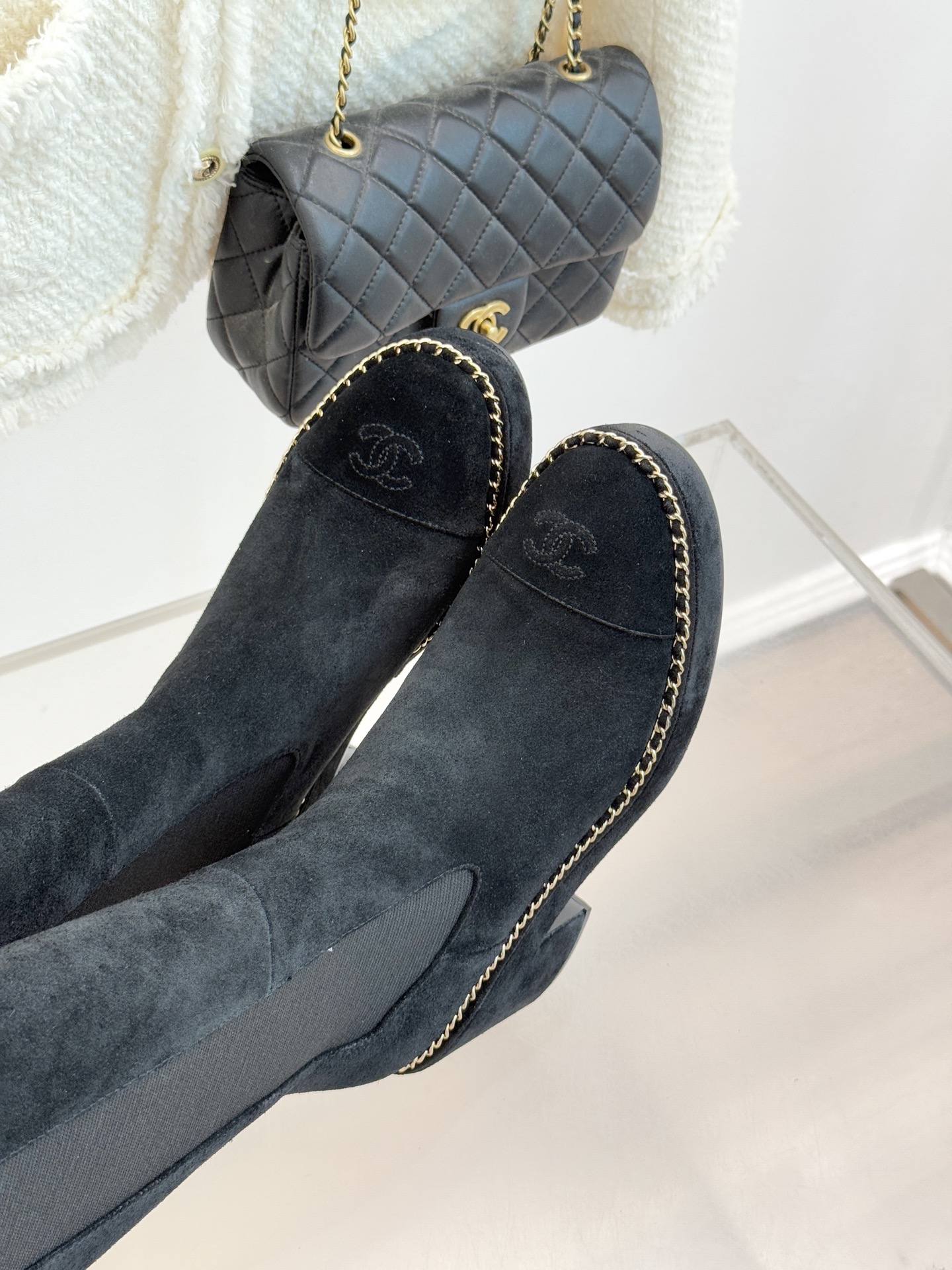 CHANE*｜小香25k秋冬新品拼色链条双C切尔西粗跟长靴这双切尔西短靴简直是时尚圈的“梦中情靴”！独特