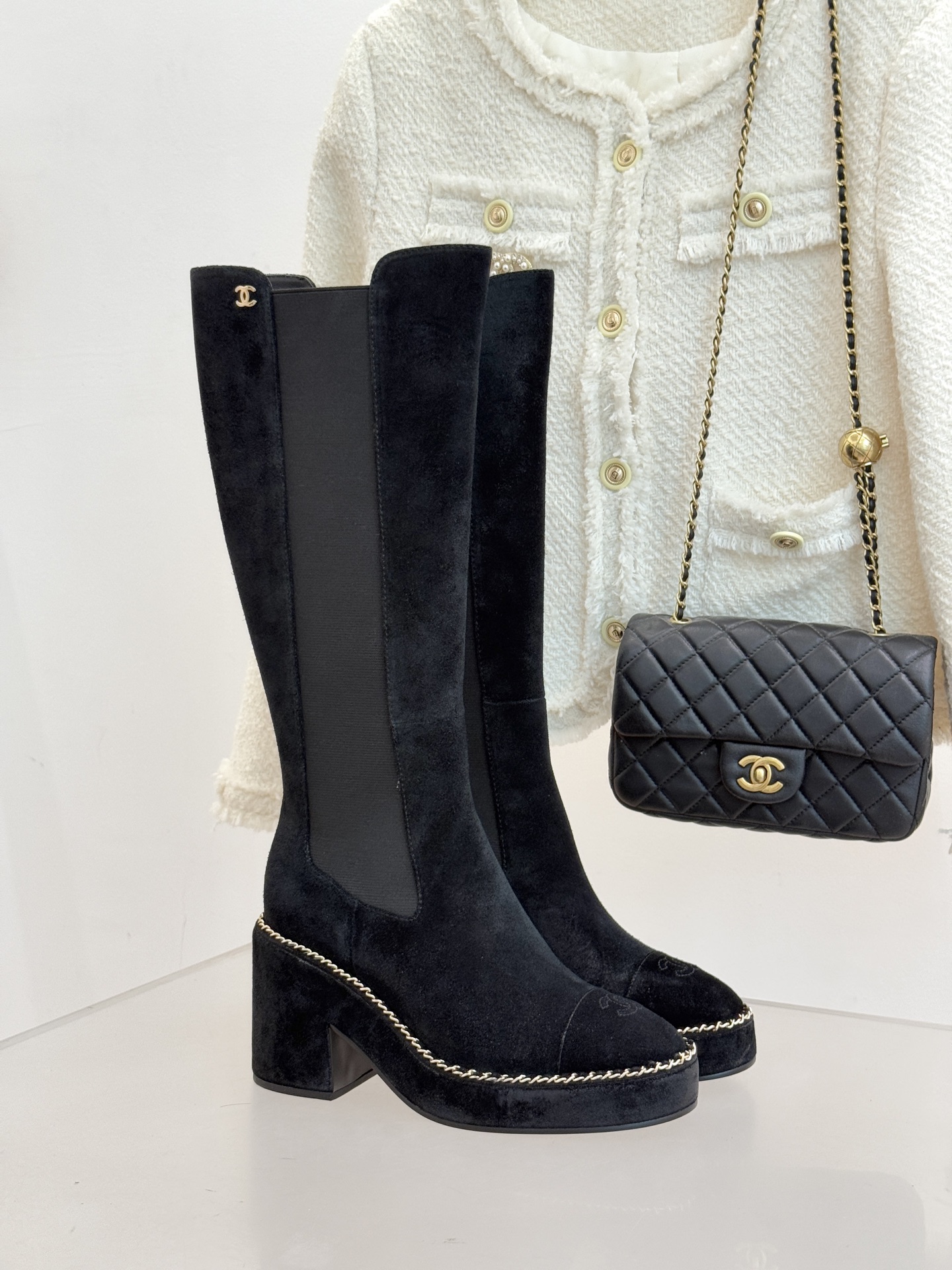 CHANE*｜小香25k秋冬新品拼色链条双C切尔西粗跟长靴这双切尔西短靴简直是时尚圈的“梦中情靴”！独特