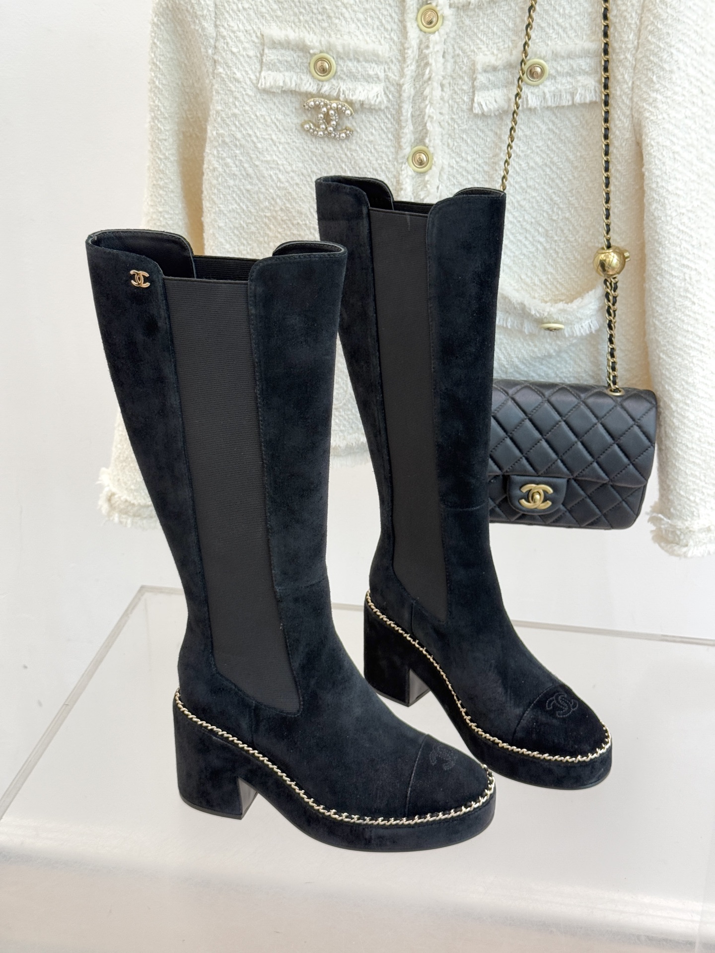 CHANE*｜小香25k秋冬新品拼色链条双C切尔西粗跟长靴这双切尔西短靴简直是时尚圈的“梦中情靴”！独特