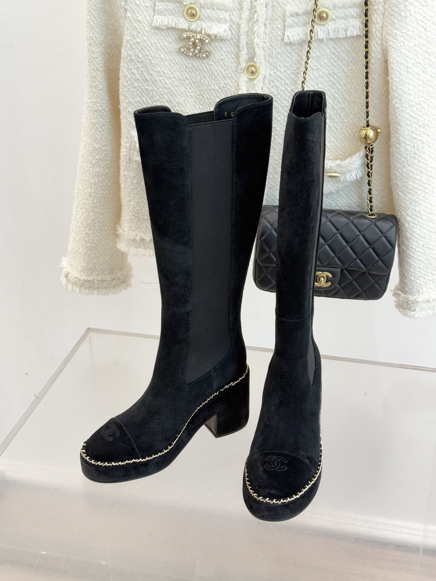 CHANE*｜小香25k秋冬新品拼色链条双C切尔西粗跟长靴这双切尔西短靴简直是时尚圈的“梦中情靴”！独特