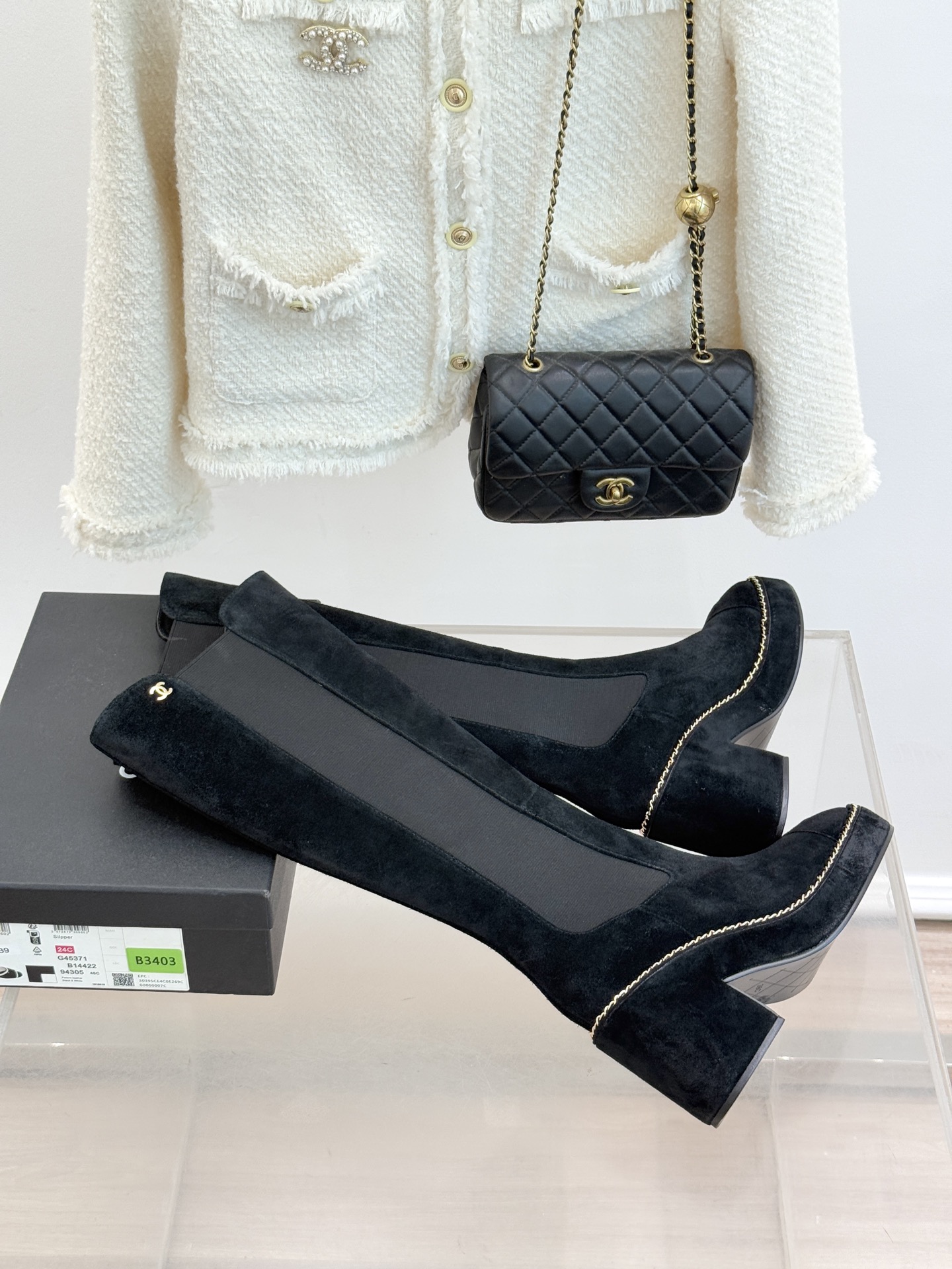 CHANE*｜小香25k秋冬新品拼色链条双C切尔西粗跟长靴这双切尔西短靴简直是时尚圈的“梦中情靴”！独特