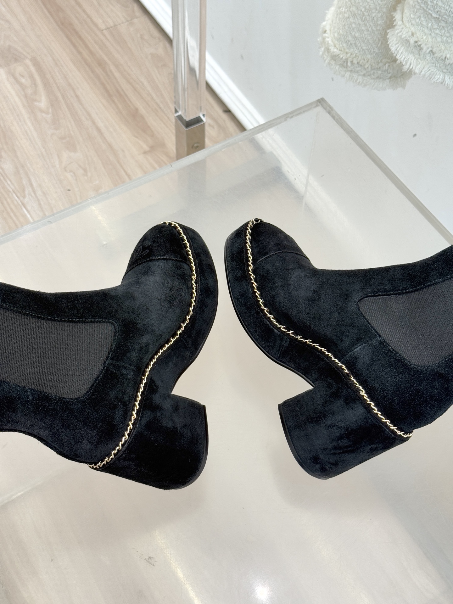 CHANE*｜小香25k秋冬新品拼色链条双C切尔西粗跟长靴这双切尔西短靴简直是时尚圈的“梦中情靴”！独特