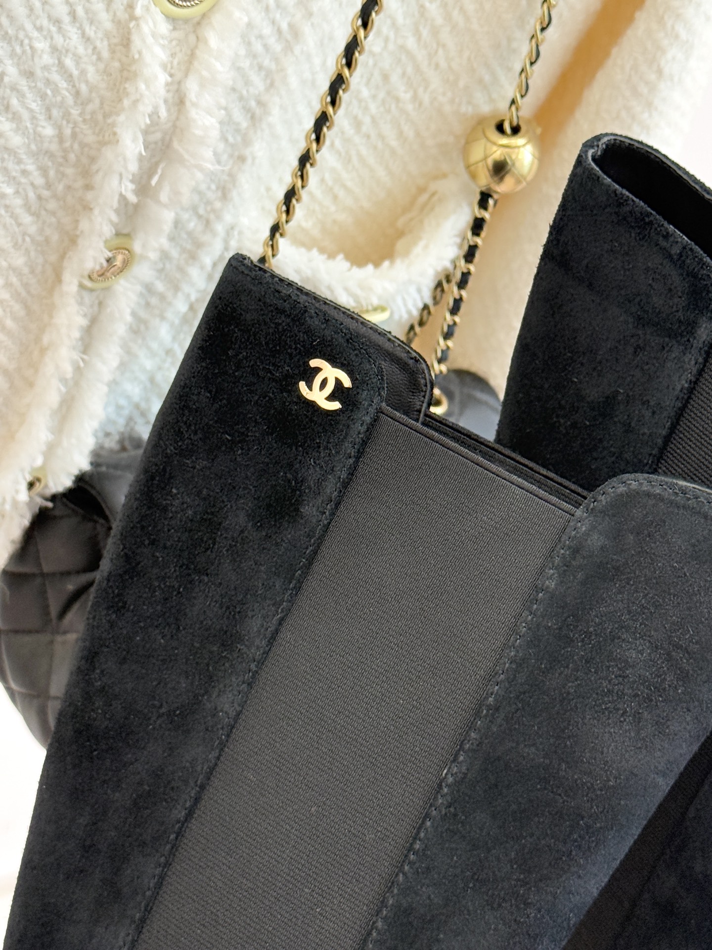 CHANE*｜小香25k秋冬新品拼色链条双C切尔西粗跟长靴这双切尔西短靴简直是时尚圈的“梦中情靴”！独特