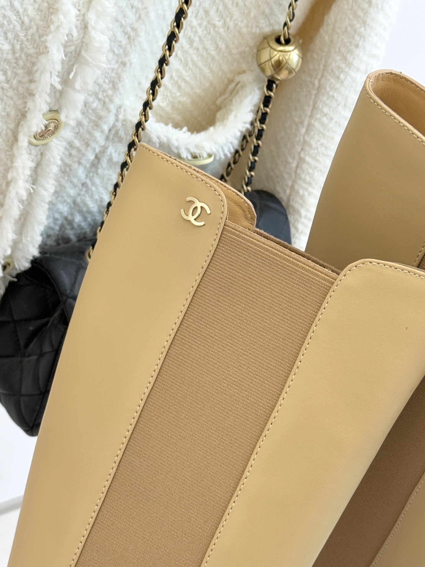 CHANE*｜小香25k秋冬新品拼色链条双C切尔西粗跟长靴这双切尔西短靴简直是时尚圈的“梦中情靴”！独特