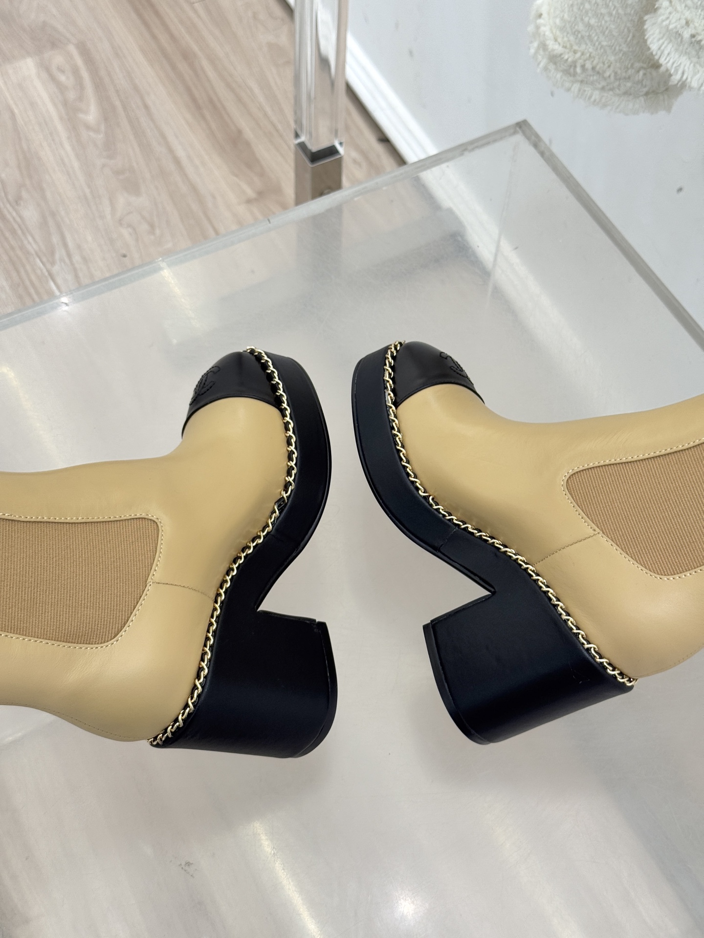 CHANE*｜小香25k秋冬新品拼色链条双C切尔西粗跟长靴这双切尔西短靴简直是时尚圈的“梦中情靴”！独特