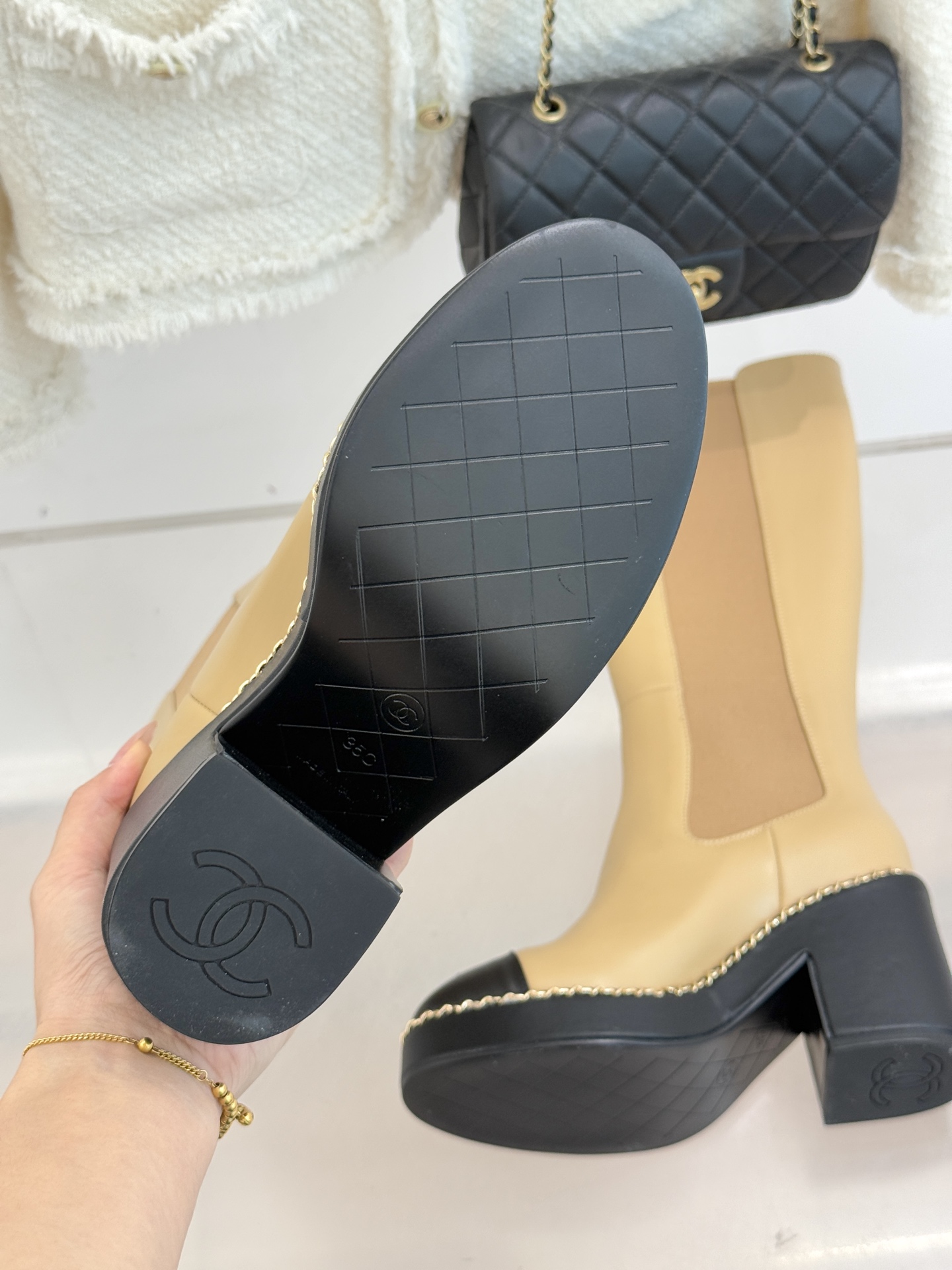 CHANE*｜小香25k秋冬新品拼色链条双C切尔西粗跟长靴这双切尔西短靴简直是时尚圈的“梦中情靴”！独特
