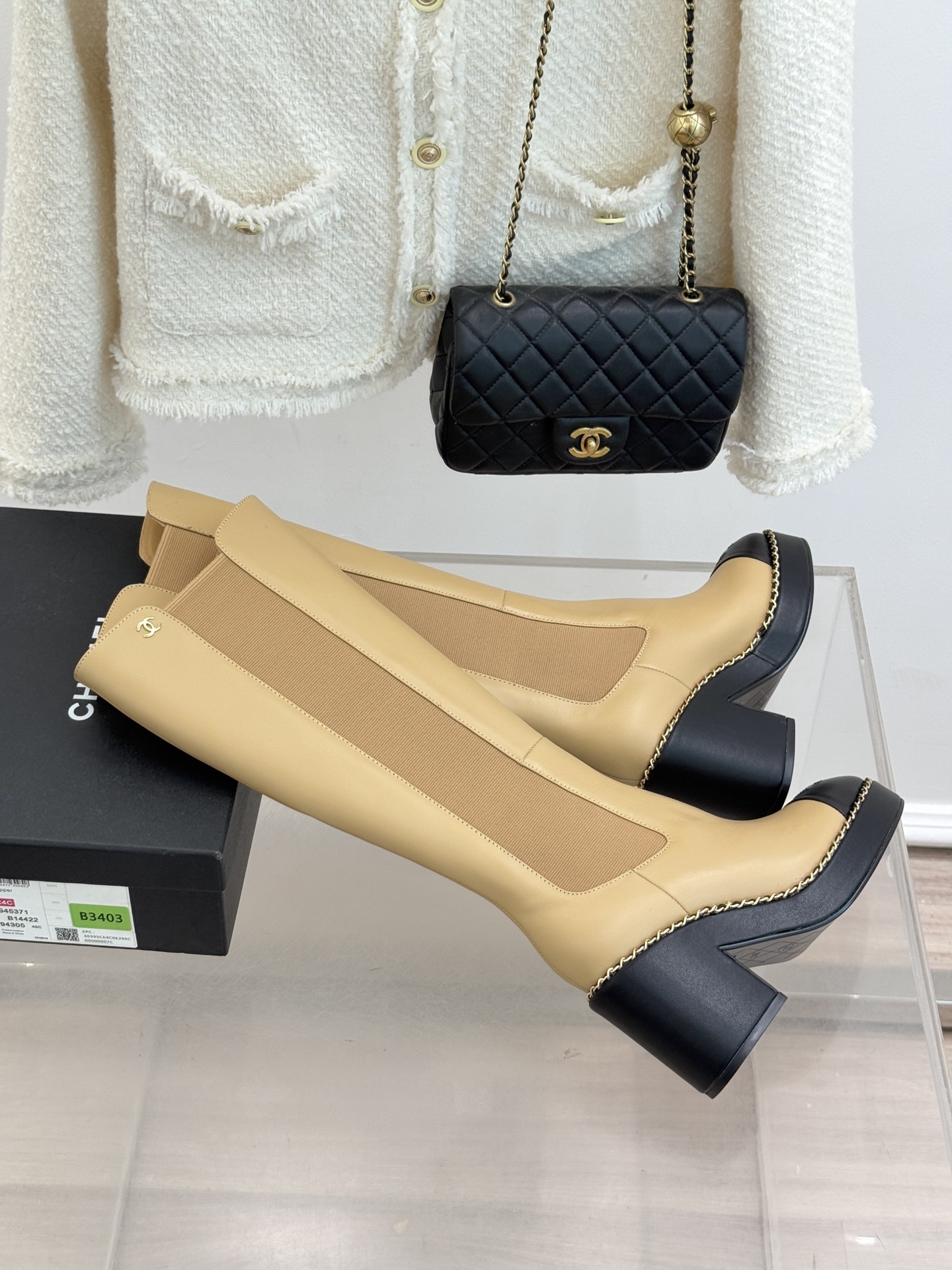 CHANE*｜小香25k秋冬新品拼色链条双C切尔西粗跟长靴这双切尔西短靴简直是时尚圈的“梦中情靴”！独特