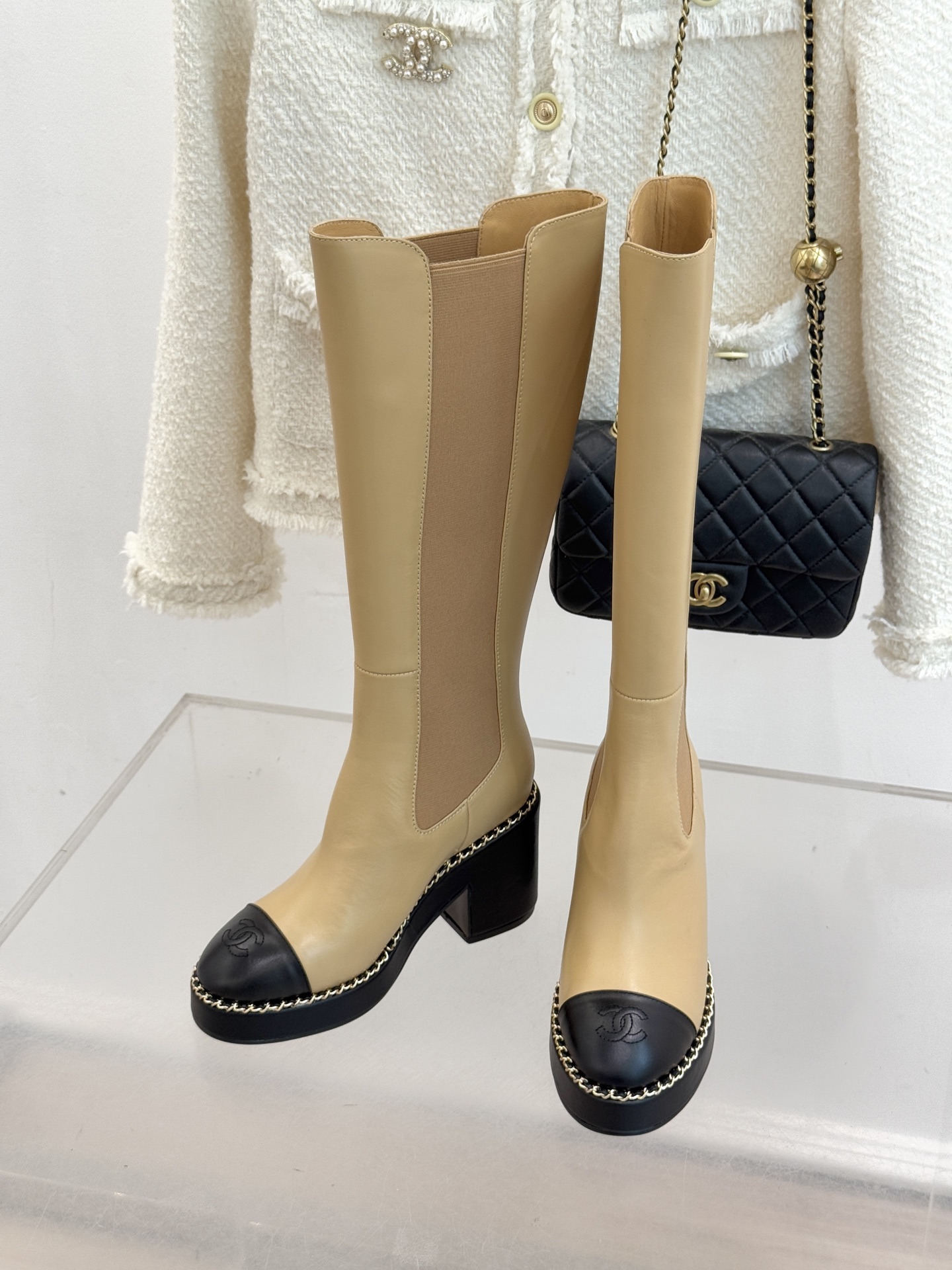 CHANE*｜小香25k秋冬新品拼色链条双C切尔西粗跟长靴这双切尔西短靴简直是时尚圈的“梦中情靴”！独特