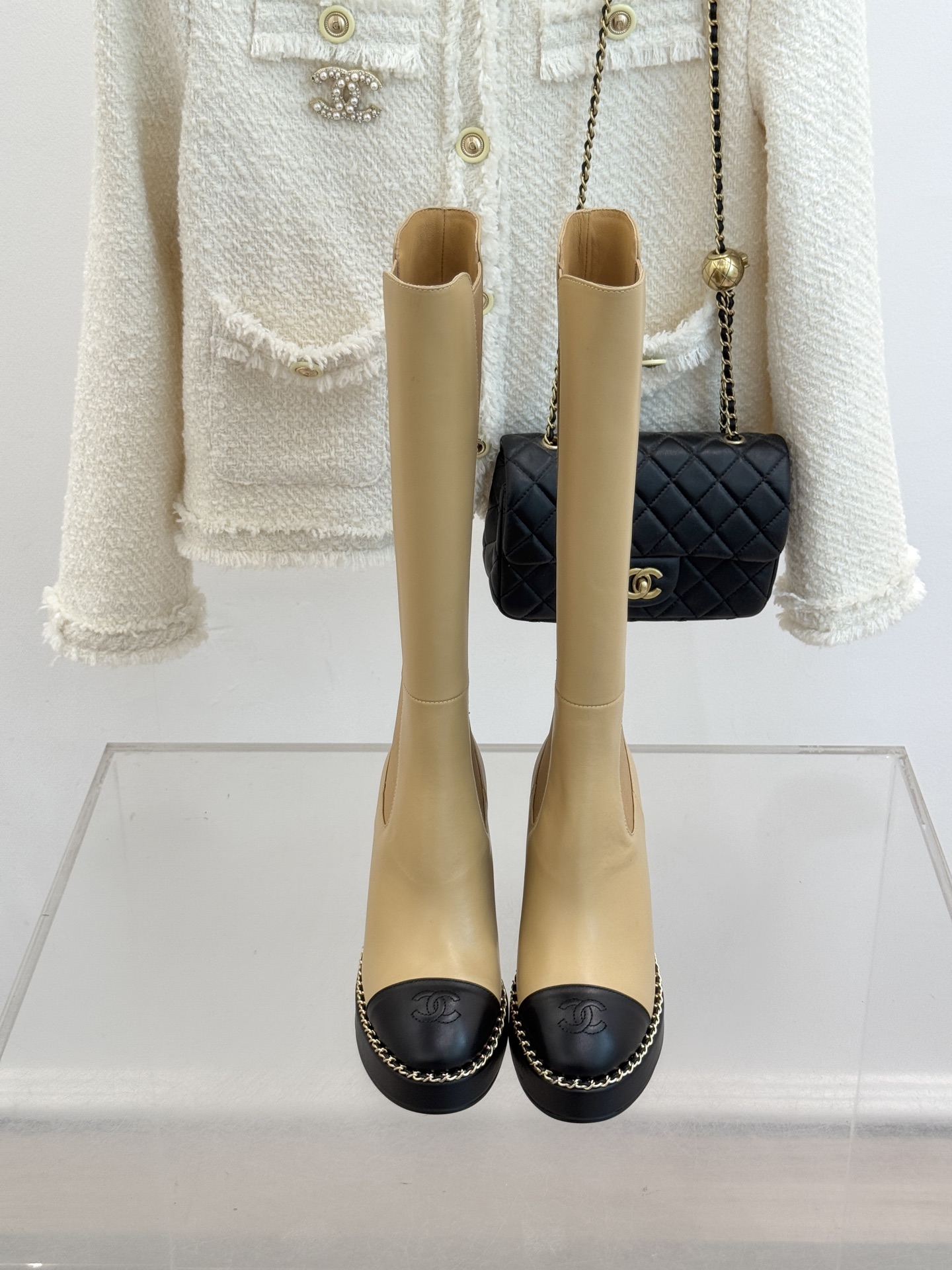 CHANE*｜小香25k秋冬新品拼色链条双C切尔西粗跟长靴这双切尔西短靴简直是时尚圈的“梦中情靴”！独特