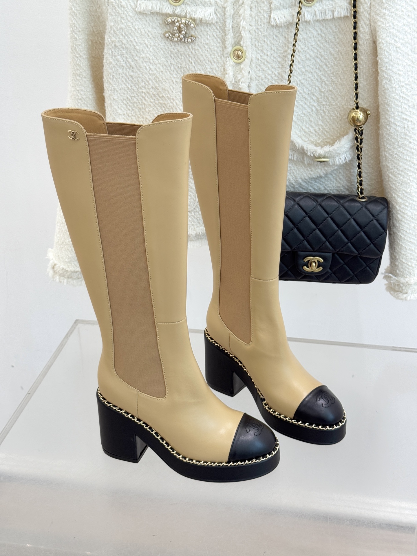 CHANE*｜小香25k秋冬新品拼色链条双C切尔西粗跟长靴这双切尔西短靴简直是时尚圈的“梦中情靴”！独特