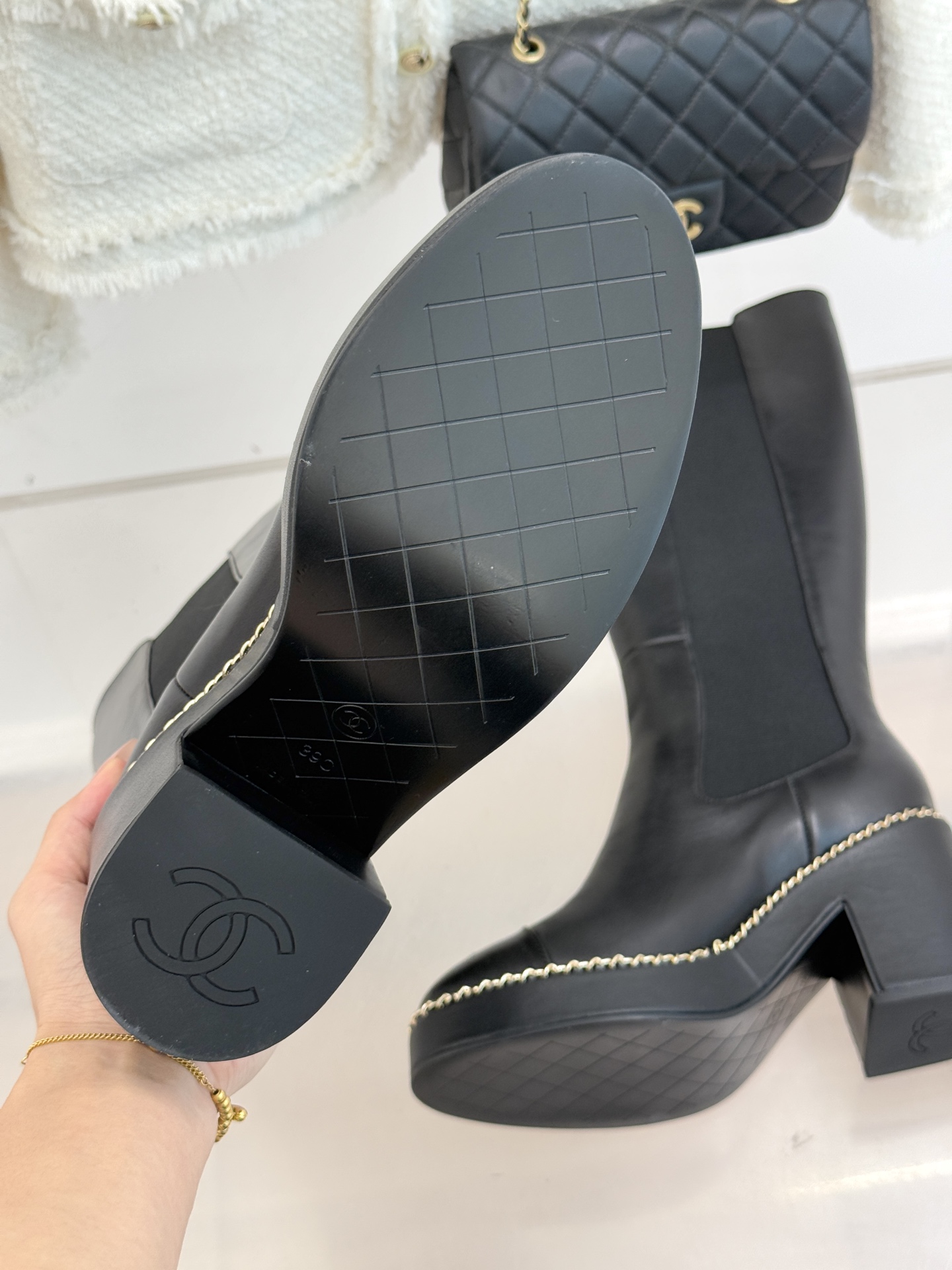 CHANE*｜小香25k秋冬新品拼色链条双C切尔西粗跟长靴这双切尔西短靴简直是时尚圈的“梦中情靴”！独特
