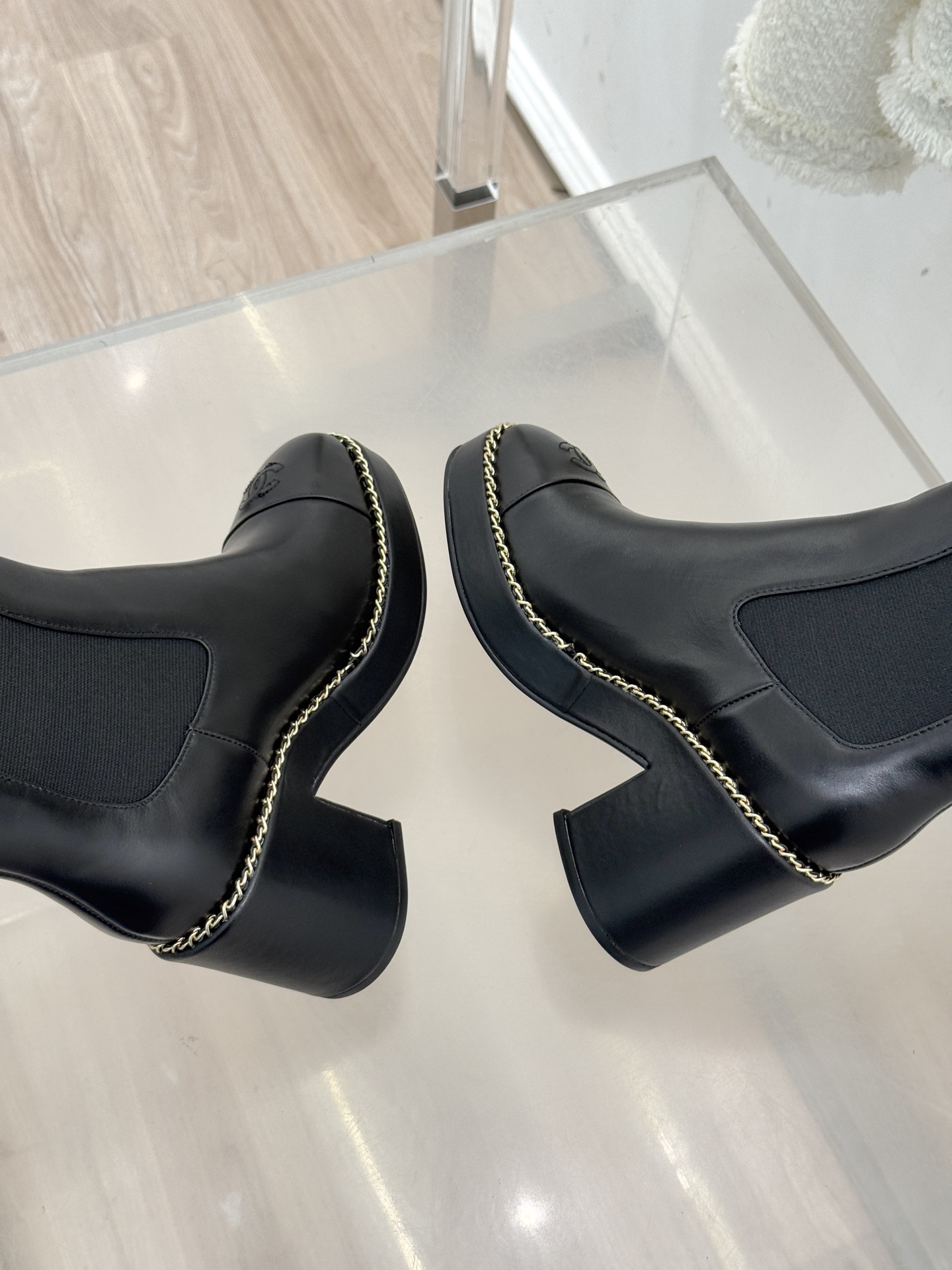 CHANE*｜小香25k秋冬新品拼色链条双C切尔西粗跟长靴这双切尔西短靴简直是时尚圈的“梦中情靴”！独特