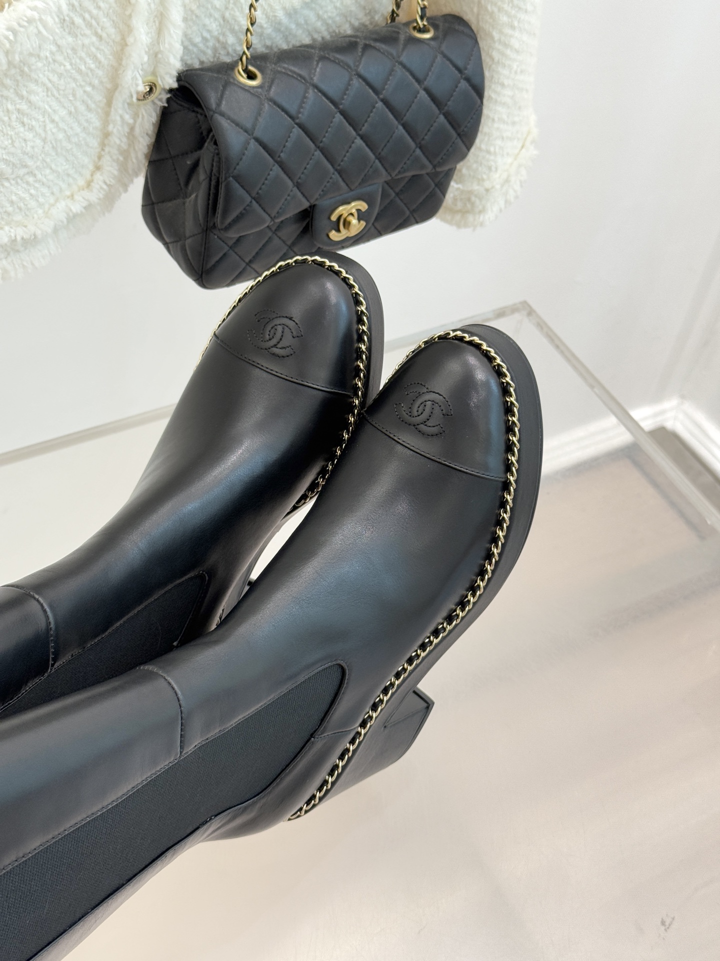 CHANE*｜小香25k秋冬新品拼色链条双C切尔西粗跟长靴这双切尔西短靴简直是时尚圈的“梦中情靴”！独特