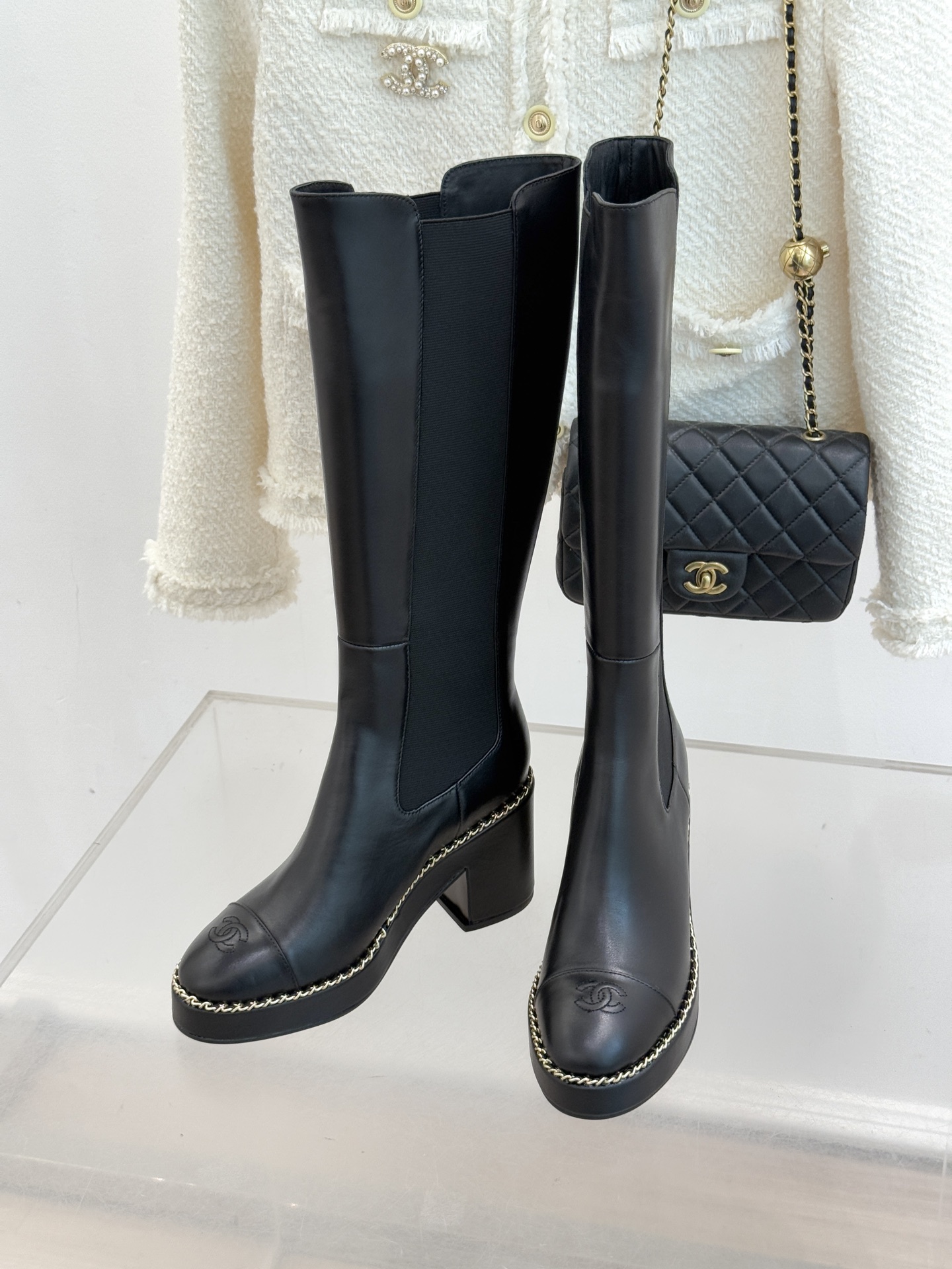 CHANE*｜小香25k秋冬新品拼色链条双C切尔西粗跟长靴这双切尔西短靴简直是时尚圈的“梦中情靴”！独特