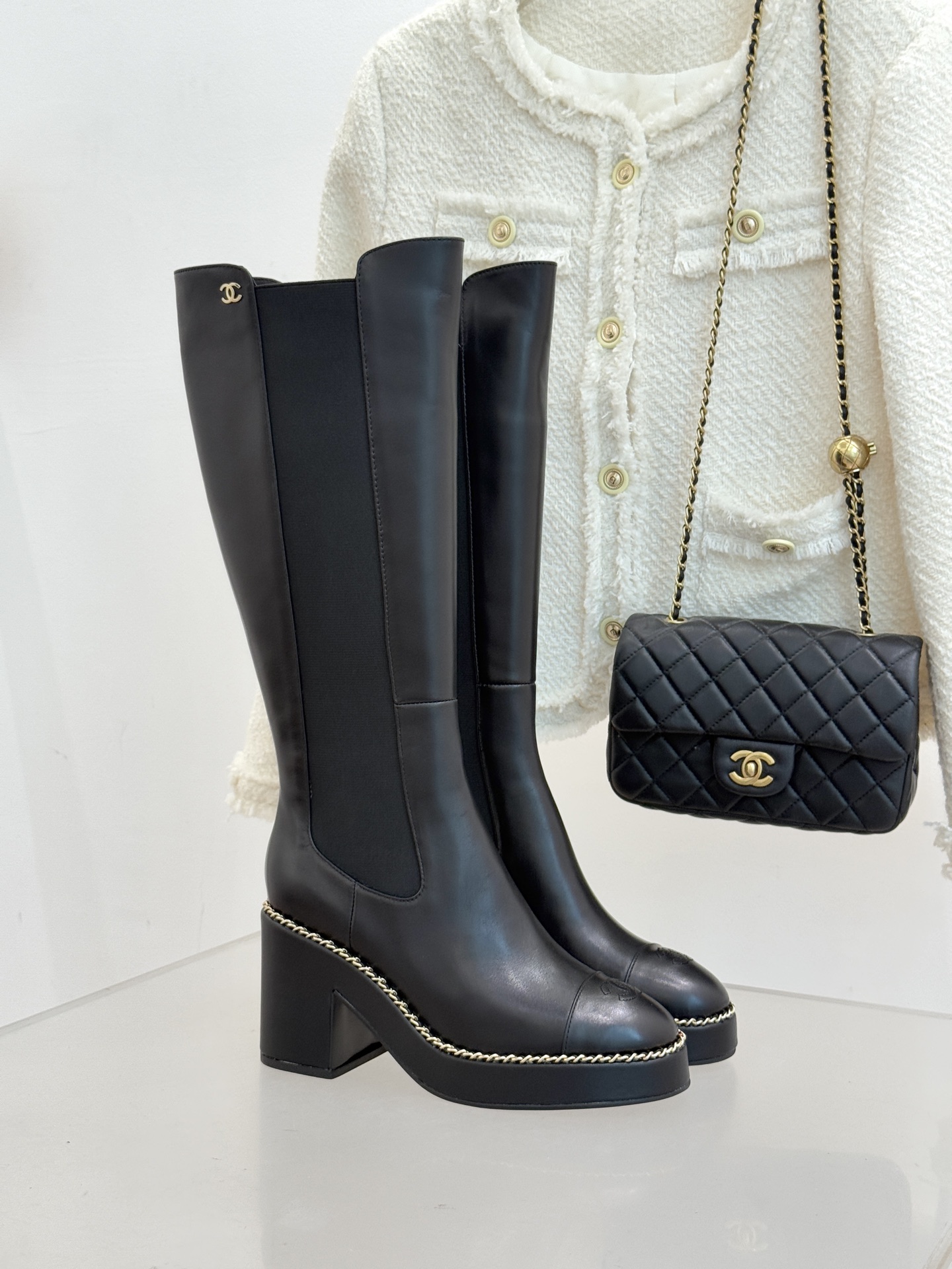 NO:561703,CHANE*｜Xiaoxiang’s 25k autumn and winter new color matching chain double C Chelsea thick heel boots This pair of Chelsea short boots are simply the “dream boots” in the fashion world!  The unique color matching design boldly combines classic colors or contrasting color combinations. The iconic double C logo is embellished on the shoe body. It is exquisite, compact and eye-catching. It is not only a symbol of brand identity, but also adds a bit of nobility to the whole. The addition of the chain element adds a bit of coolness and casualness to the boots. The thick heel design is stable and elegant. The height is just right. It can effectively lengthen the leg line, giving you instant long legs, and also provides stable support. It is easy to walk without tiring your feet. Wear it.  Whether you are strolling on the streets of a bustling city or attending an important occasion, you can be the center of attention, exuding unique fashion taste and confident charm. The fabric is made of original customized lambskin, the inner pads are all made of sheepskin, and the cowhide outsole imported from Italy   size35-39 (40/41 customized), boots, chanel, boots, cowhide, sheepskin19860909CHANE*｜小香25k秋冬新品拼色链条双C 切尔西粗跟长靴 这双切尔西短靴简直是时尚圈的“梦中情靴”！ 独特的拼色设计 大胆融合经典配色或撞色组合 标志性的双C logo点缀在鞋身 精致小巧又醒目 既是品牌身份的象征 又为整体增添了几分贵气 链条元素的加入 为靴子增添了几分酷感与随性 粗跟设计稳重大气 高度恰到好处 既能有效拉长腿部线条 让你瞬间拥有大长腿 又能提供稳定支撑 行走间轻松自在 不累脚. 穿上它 无论是漫步在繁华都市的街头 还是出席重要场合 都能让你成为众人瞩目的焦点 散发独特的时尚品味与自信魅力. 面料采用原版定制小羊皮 内里垫脚均为羊皮材质 意大利进口牛皮大底 size35-39（40/41定制）,靴子,chanel,boots,cowhide,sheepskin,Women's Shoes