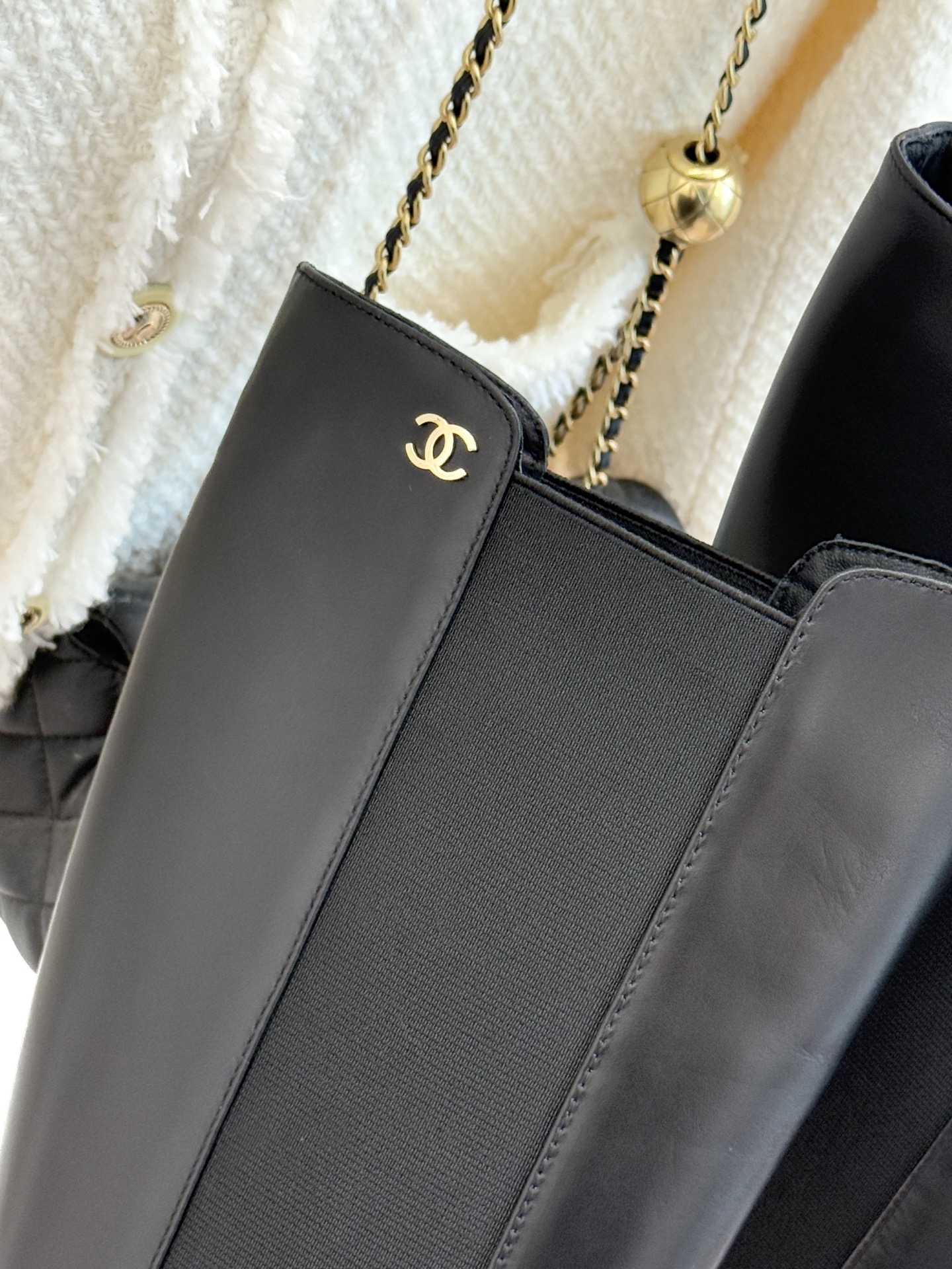 CHANE*｜小香25k秋冬新品拼色链条双C切尔西粗跟长靴这双切尔西短靴简直是时尚圈的“梦中情靴”！独特