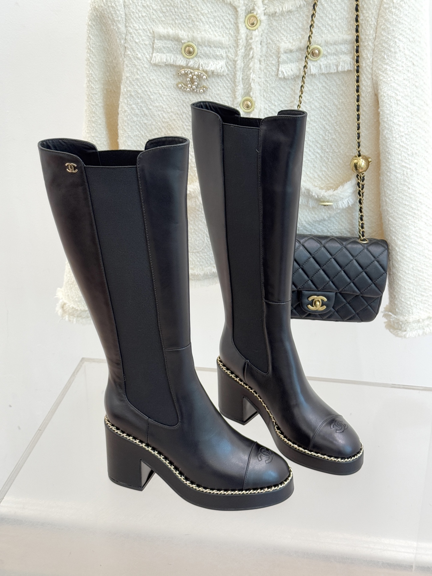 CHANE*｜小香25k秋冬新品拼色链条双C切尔西粗跟长靴这双切尔西短靴简直是时尚圈的“梦中情靴”！独特