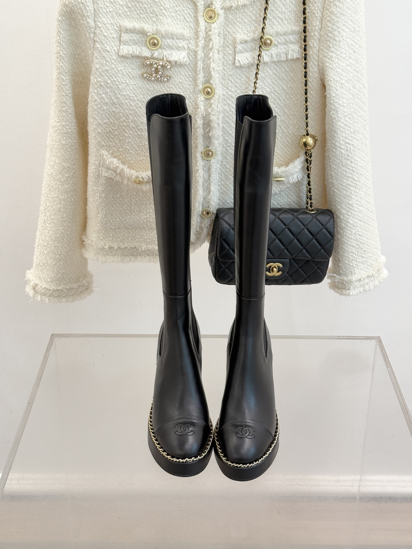 CHANE*｜小香25k秋冬新品拼色链条双C切尔西粗跟长靴这双切尔西短靴简直是时尚圈的“梦中情靴”！独特