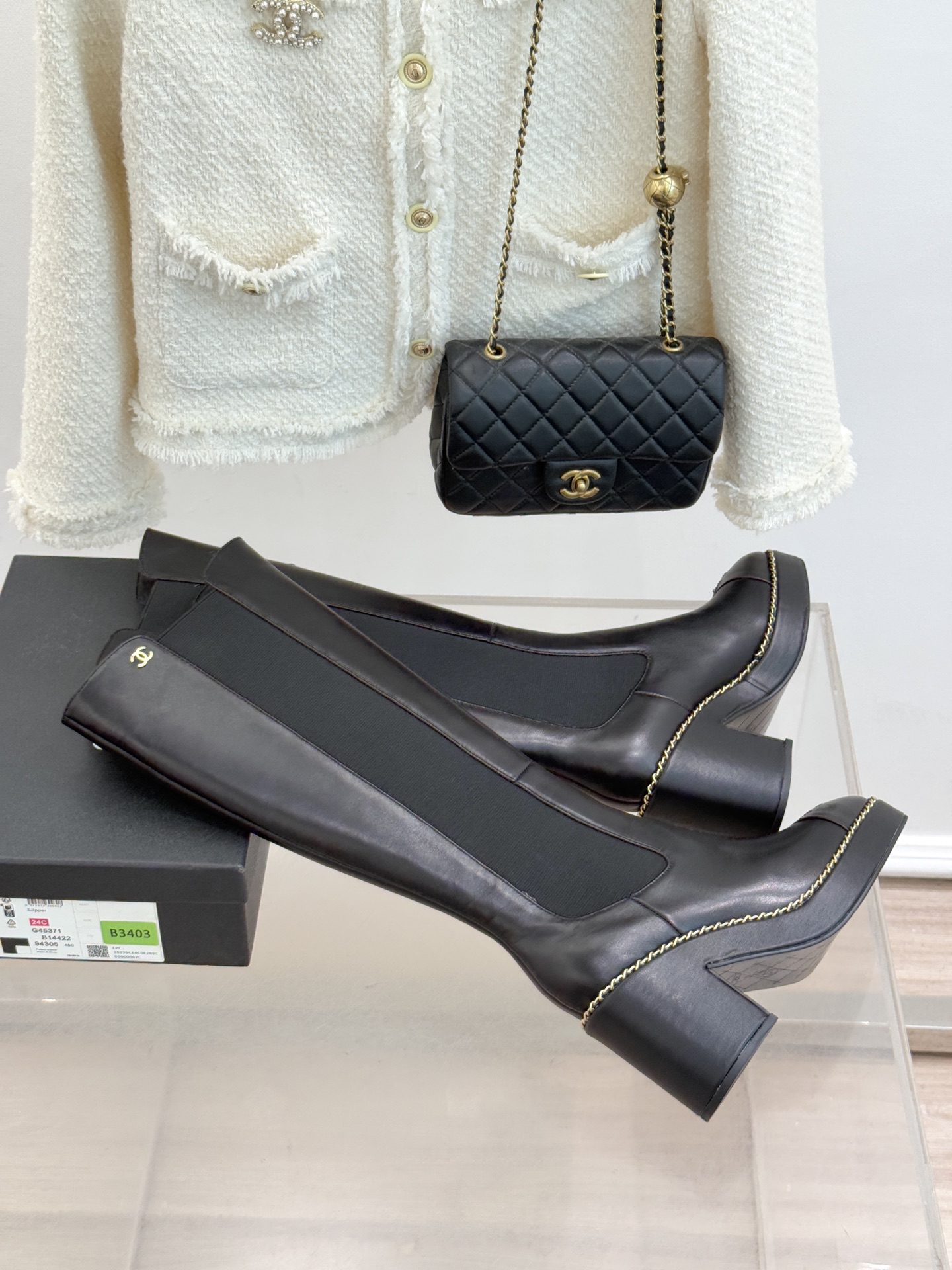 CHANE*｜小香25k秋冬新品拼色链条双C切尔西粗跟长靴这双切尔西短靴简直是时尚圈的“梦中情靴”！独特