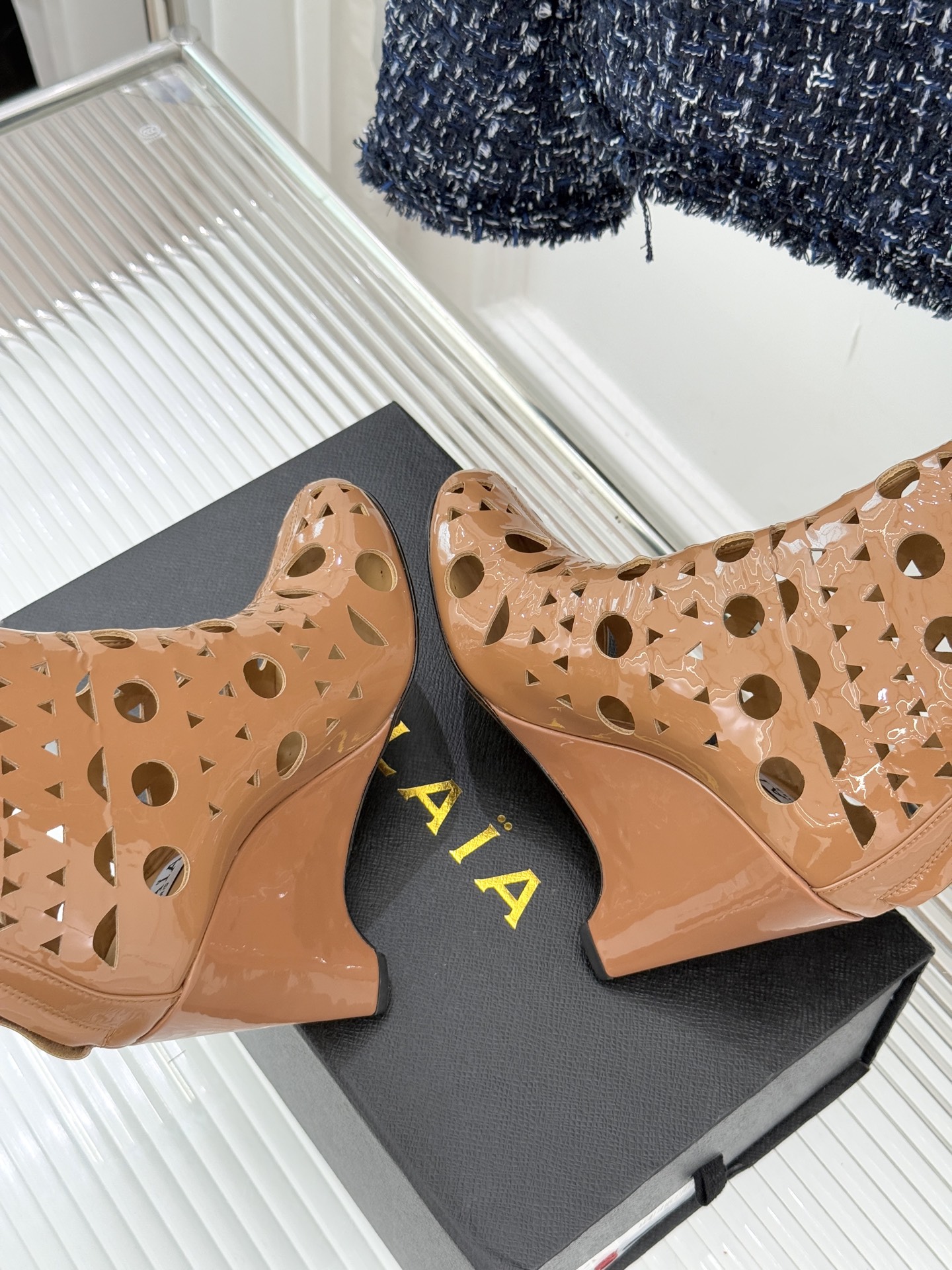 ALAIA/阿莱亚25WF新品镂空高跟短靴当法式高定的精密工艺邂逅曲线美学，这款短靴以鞋为“雕塑”用镂空