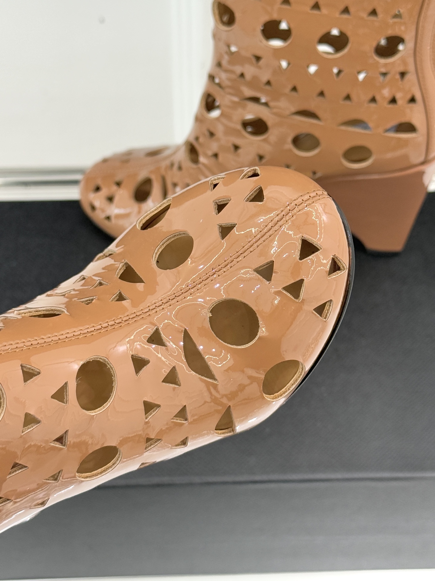 ALAIA/阿莱亚25WF新品镂空高跟短靴当法式高定的精密工艺邂逅曲线美学，这款短靴以鞋为“雕塑”用镂空
