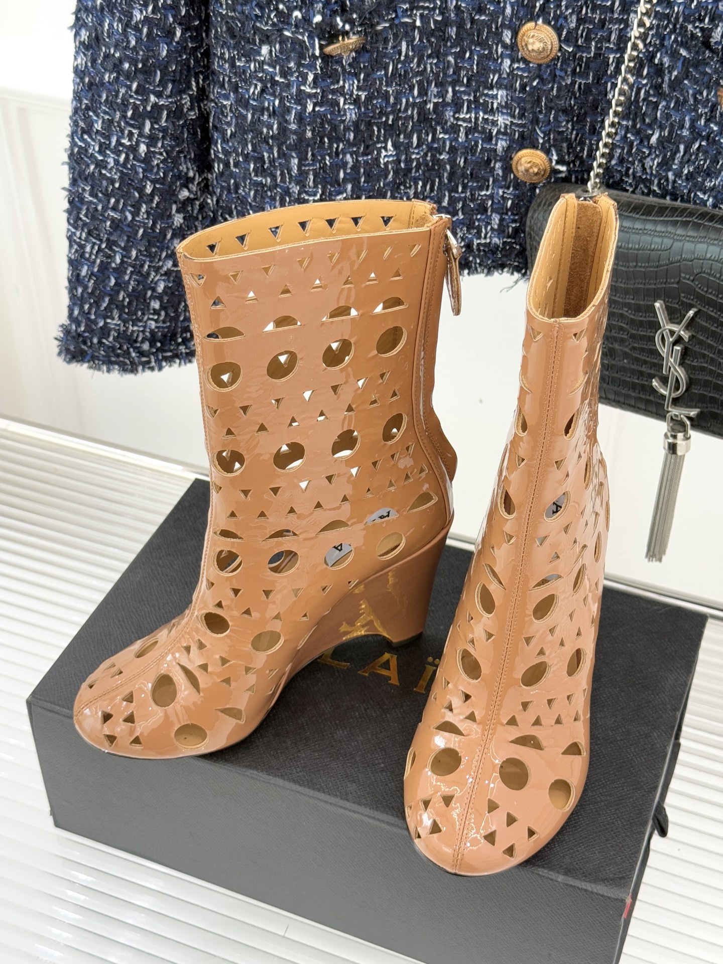 ALAIA/阿莱亚25WF新品镂空高跟短靴当法式高定的精密工艺邂逅曲线美学，这款短靴以鞋为“雕塑”用镂空