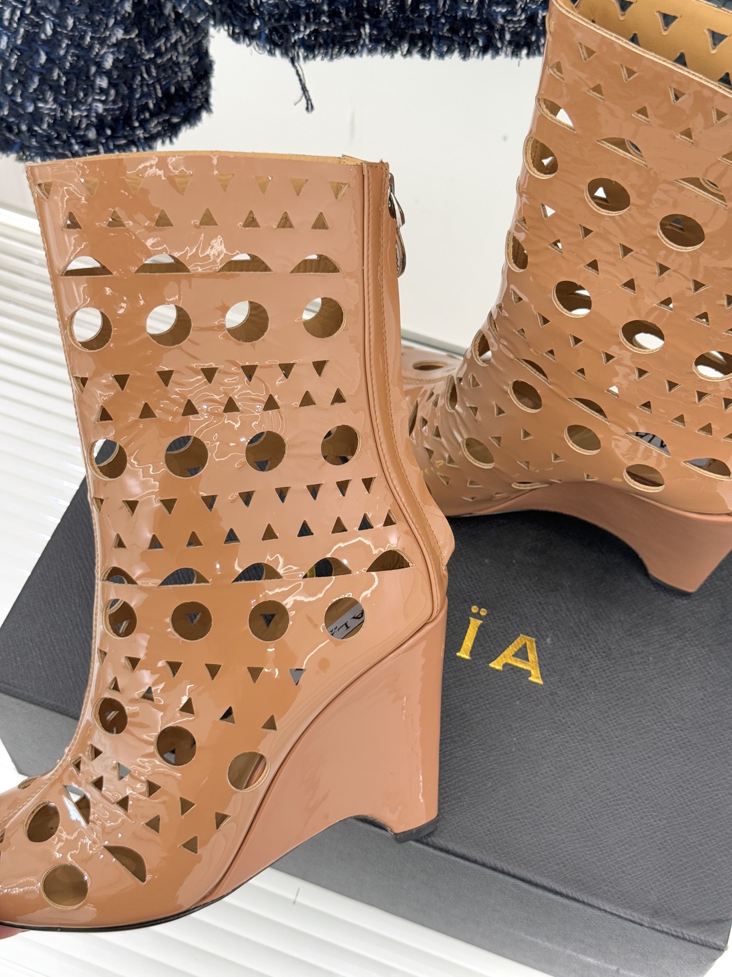 ALAIA/阿莱亚25WF新品镂空高跟短靴当法式高定的精密工艺邂逅曲线美学，这款短靴以鞋为“雕塑”用镂空