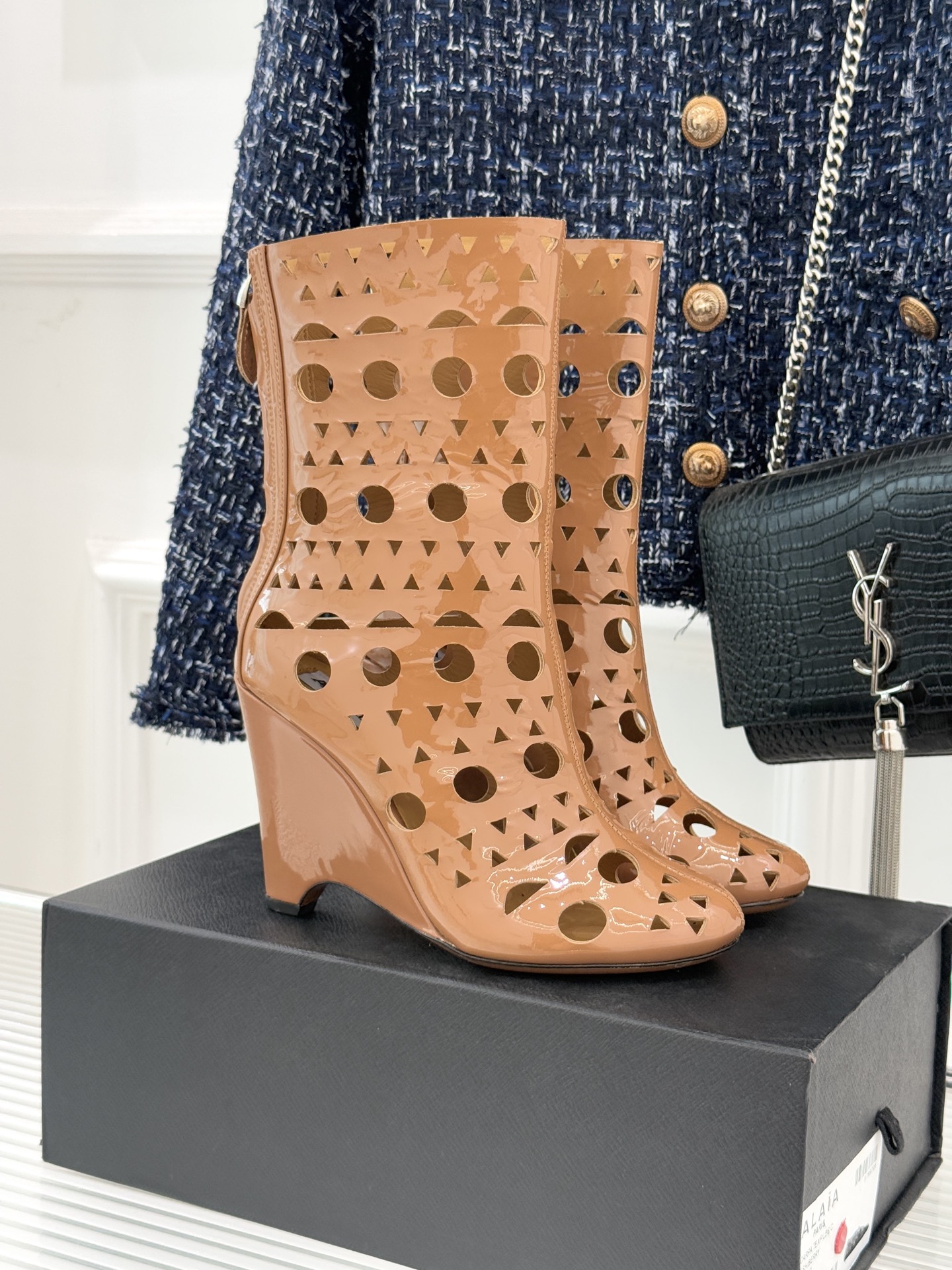 ALAIA/阿莱亚25WF新品镂空高跟短靴当法式高定的精密工艺邂逅曲线美学，这款短靴以鞋为“雕塑”用镂空