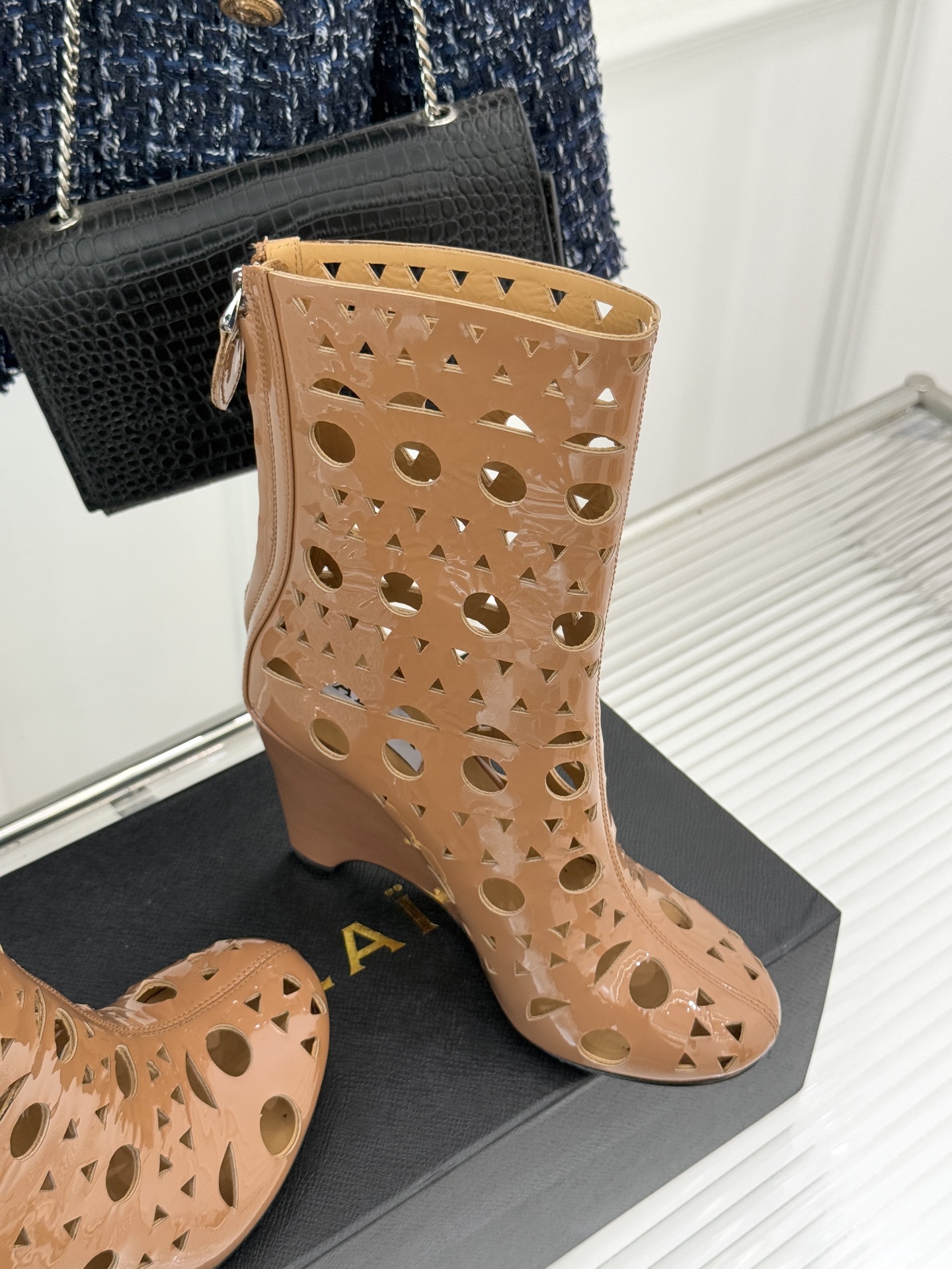 ALAIA/阿莱亚25WF新品镂空高跟短靴当法式高定的精密工艺邂逅曲线美学，这款短靴以鞋为“雕塑”用镂空