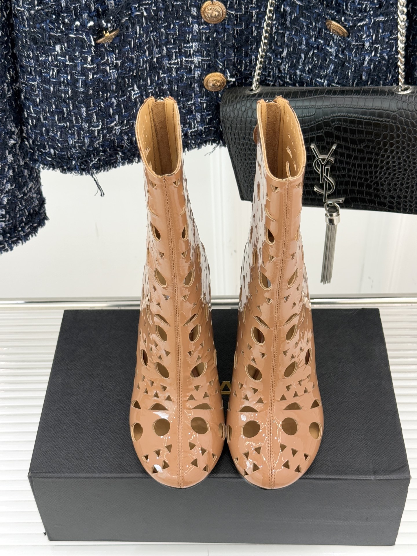 ALAIA/阿莱亚25WF新品镂空高跟短靴当法式高定的精密工艺邂逅曲线美学，这款短靴以鞋为“雕塑”用镂空