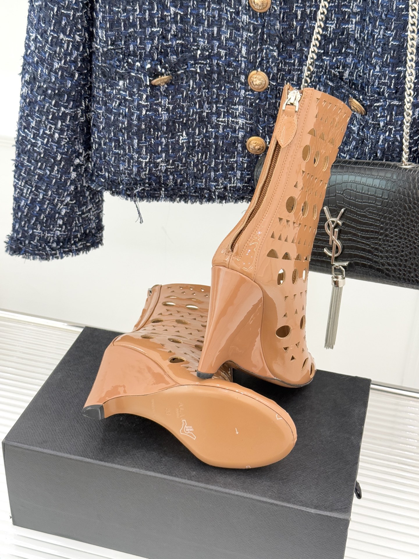 ALAIA/阿莱亚25WF新品镂空高跟短靴当法式高定的精密工艺邂逅曲线美学，这款短靴以鞋为“雕塑”用镂空