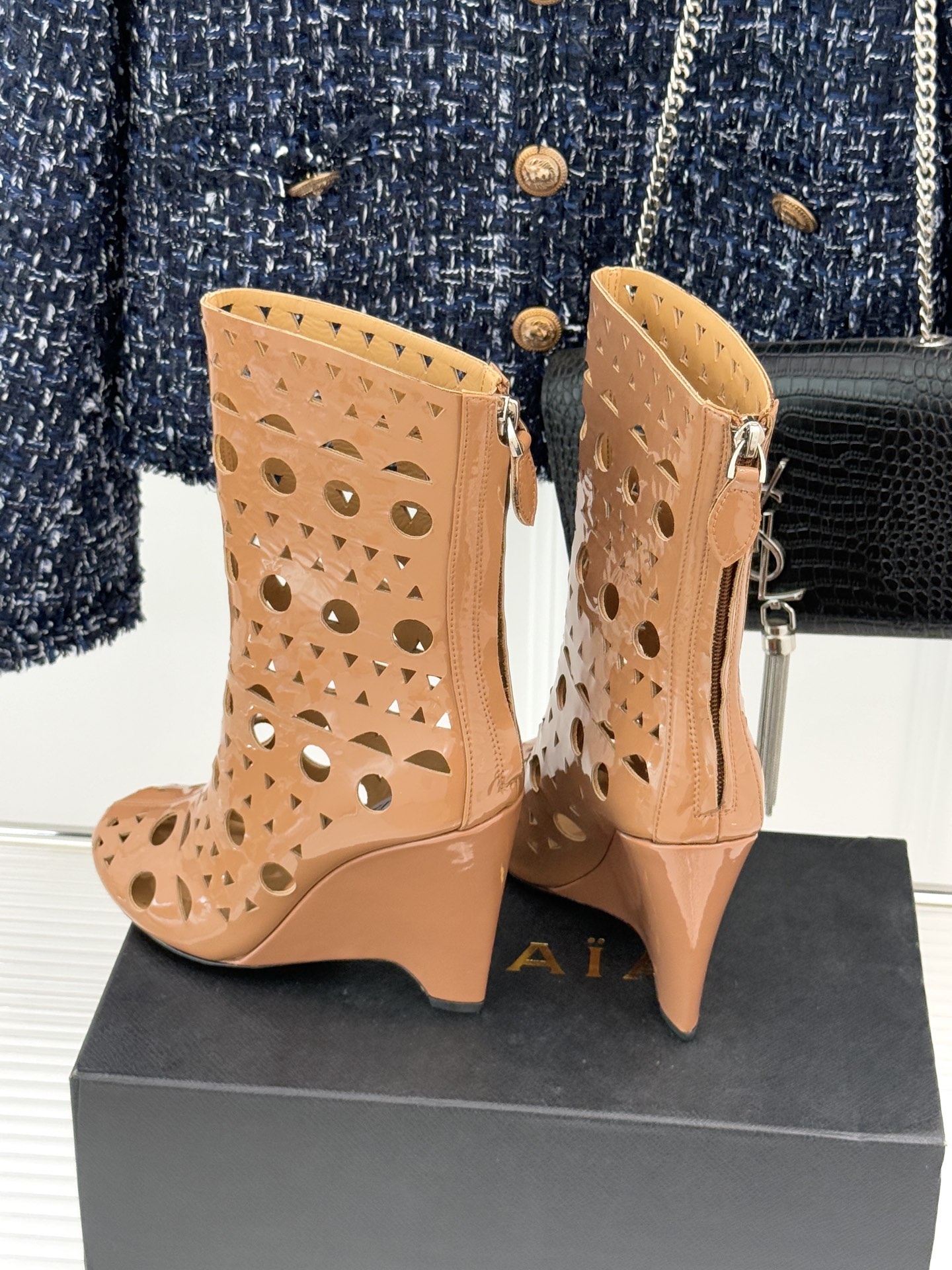 ALAIA/阿莱亚25WF新品镂空高跟短靴当法式高定的精密工艺邂逅曲线美学，这款短靴以鞋为“雕塑”用镂空