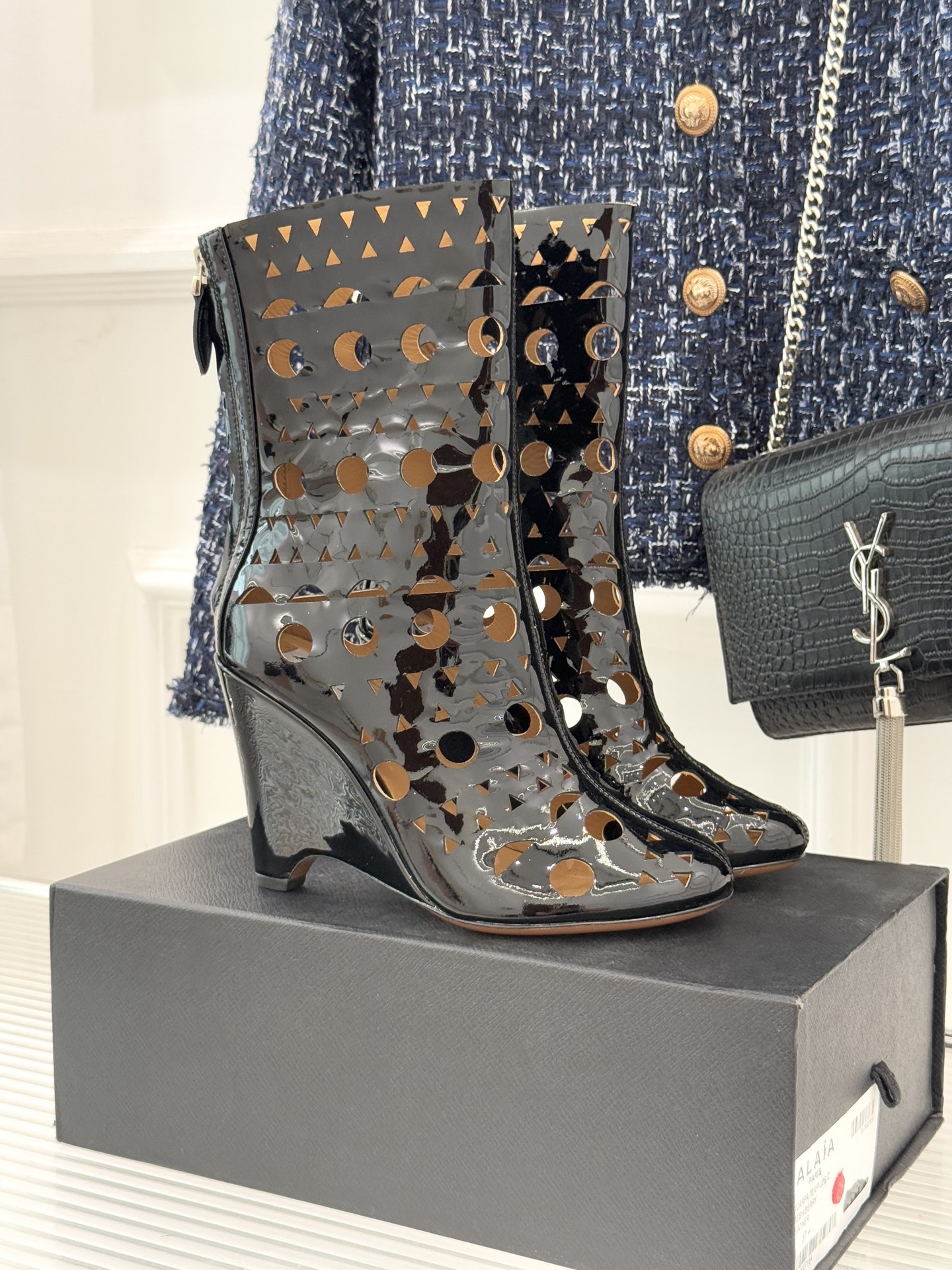 ALAIA/阿莱亚25WF新品镂空高跟短靴当法式高定的精密工艺邂逅曲线美学，这款短靴以鞋为“雕塑”用镂空