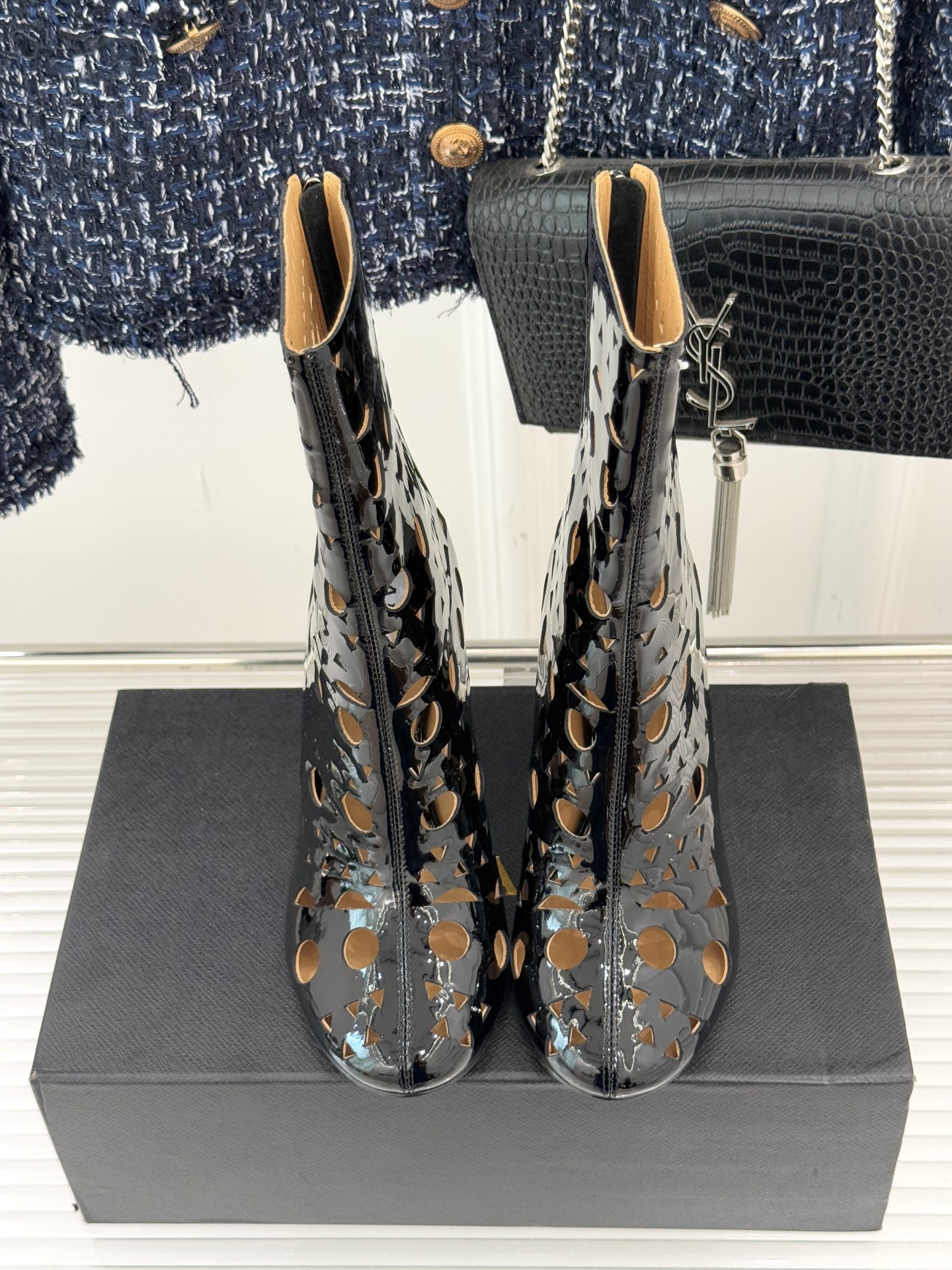 ALAIA/阿莱亚25WF新品镂空高跟短靴当法式高定的精密工艺邂逅曲线美学，这款短靴以鞋为“雕塑”用镂空