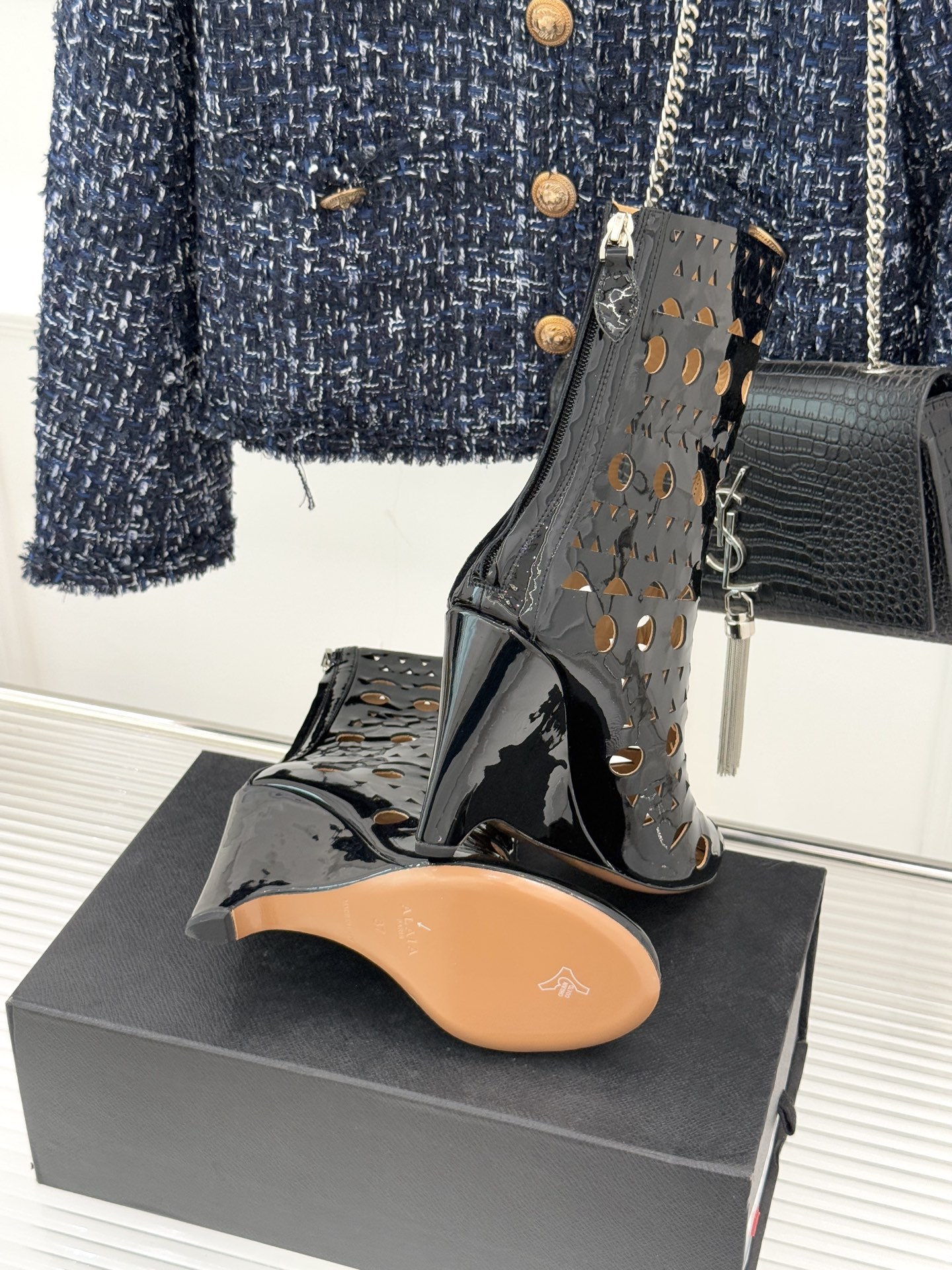 ALAIA/阿莱亚25WF新品镂空高跟短靴当法式高定的精密工艺邂逅曲线美学，这款短靴以鞋为“雕塑”用镂空