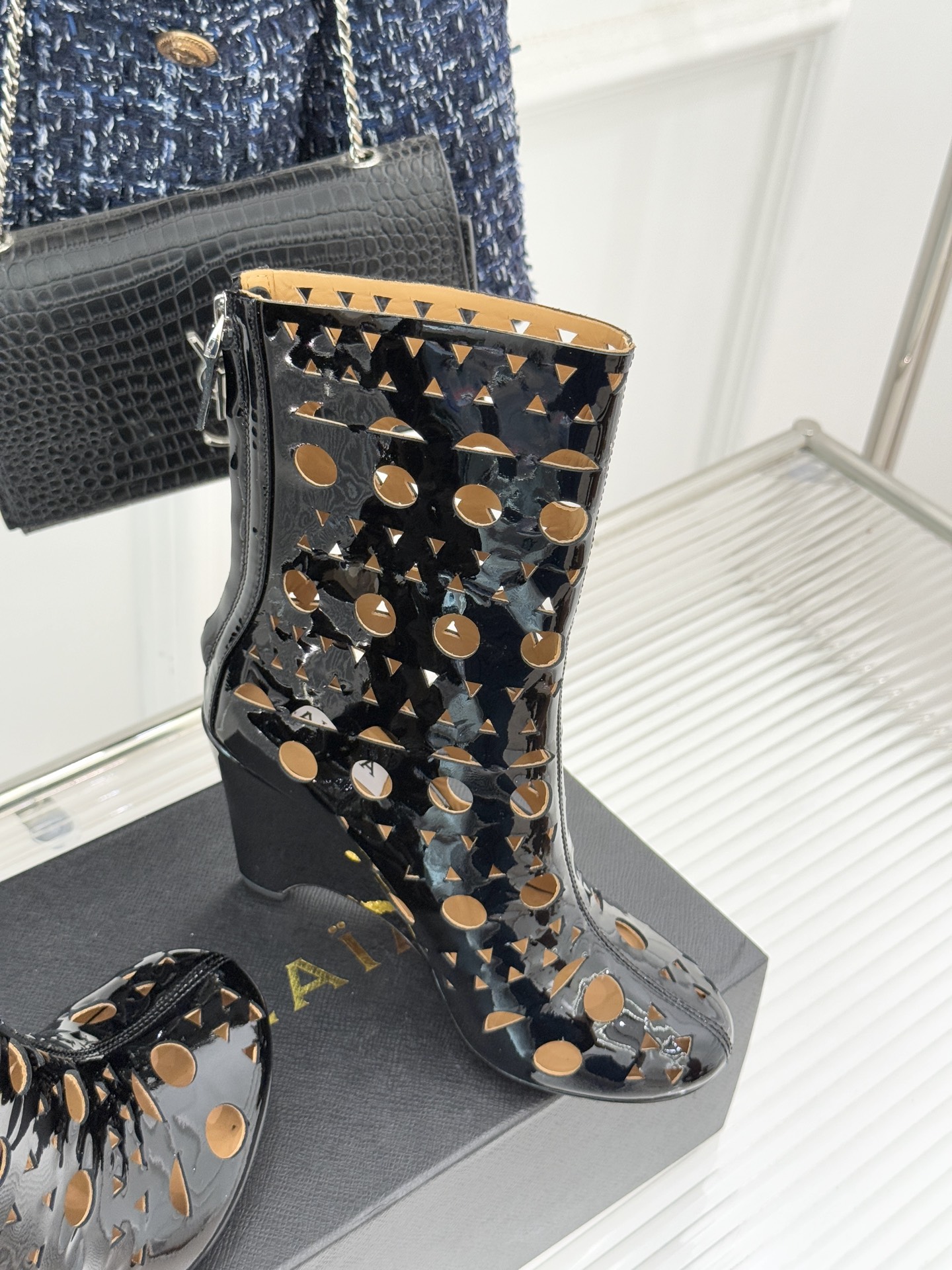 ALAIA/阿莱亚25WF新品镂空高跟短靴当法式高定的精密工艺邂逅曲线美学，这款短靴以鞋为“雕塑”用镂空