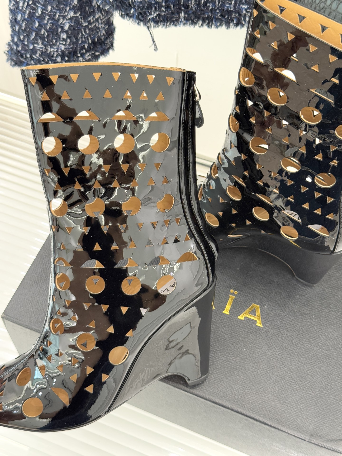 ALAIA/阿莱亚25WF新品镂空高跟短靴当法式高定的精密工艺邂逅曲线美学，这款短靴以鞋为“雕塑”用镂空