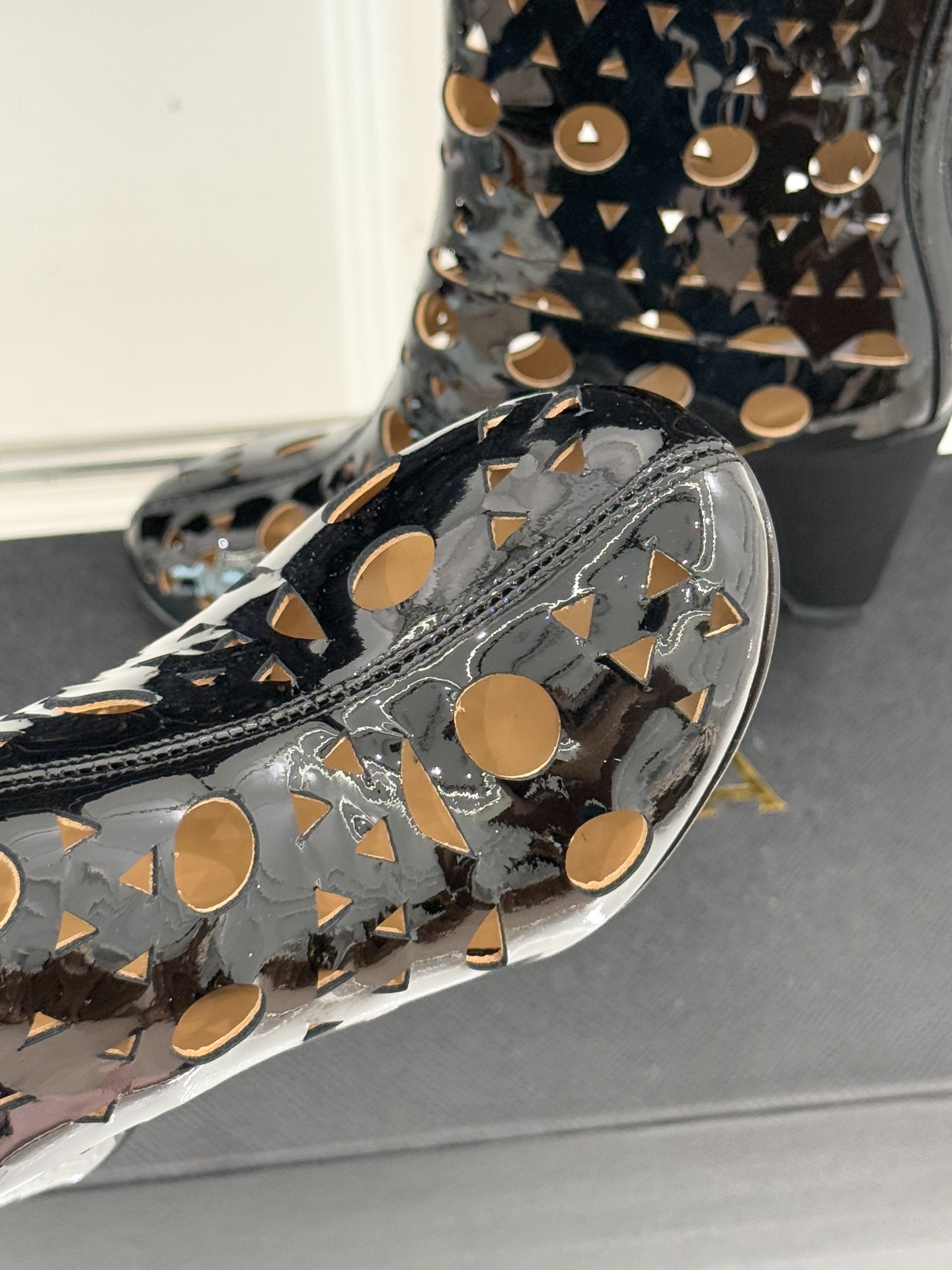 ALAIA/阿莱亚25WF新品镂空高跟短靴当法式高定的精密工艺邂逅曲线美学，这款短靴以鞋为“雕塑”用镂空
