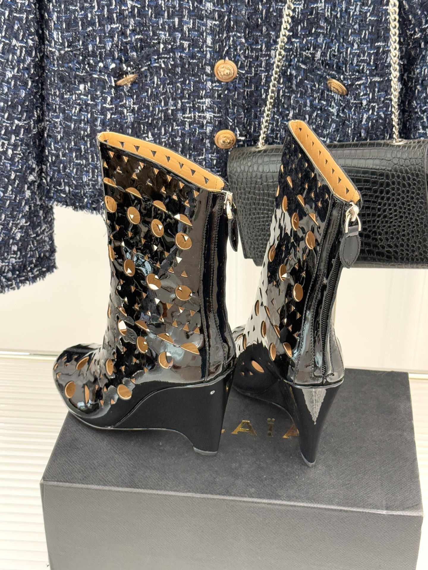 ALAIA/阿莱亚25WF新品镂空高跟短靴当法式高定的精密工艺邂逅曲线美学，这款短靴以鞋为“雕塑”用镂空