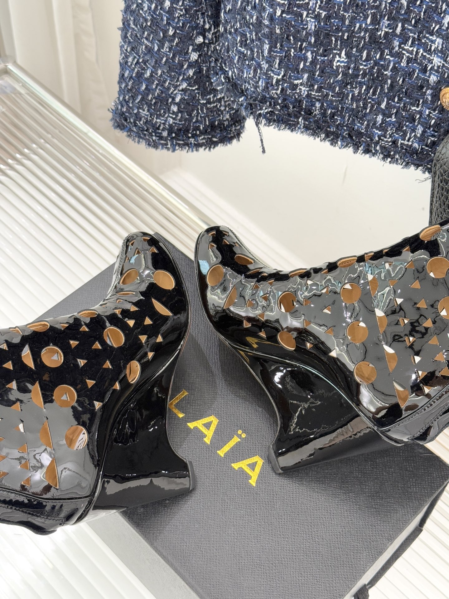 ALAIA/阿莱亚25WF新品镂空高跟短靴当法式高定的精密工艺邂逅曲线美学，这款短靴以鞋为“雕塑”用镂空