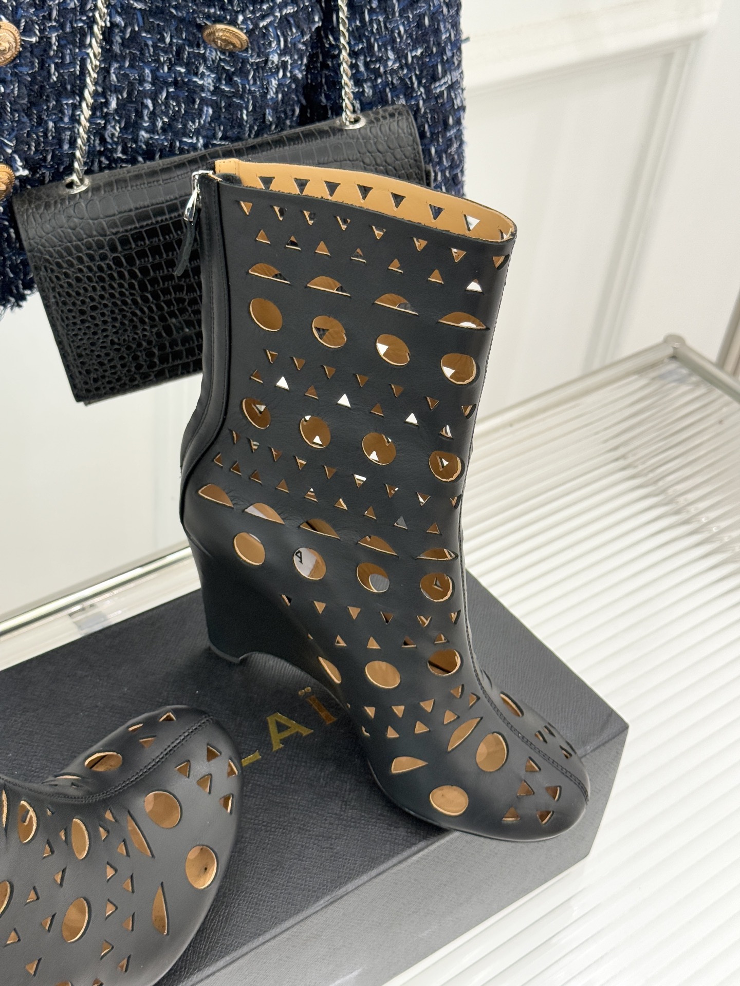 ALAIA/阿莱亚25WF新品镂空高跟短靴当法式高定的精密工艺邂逅曲线美学，这款短靴以鞋为“雕塑”用镂空